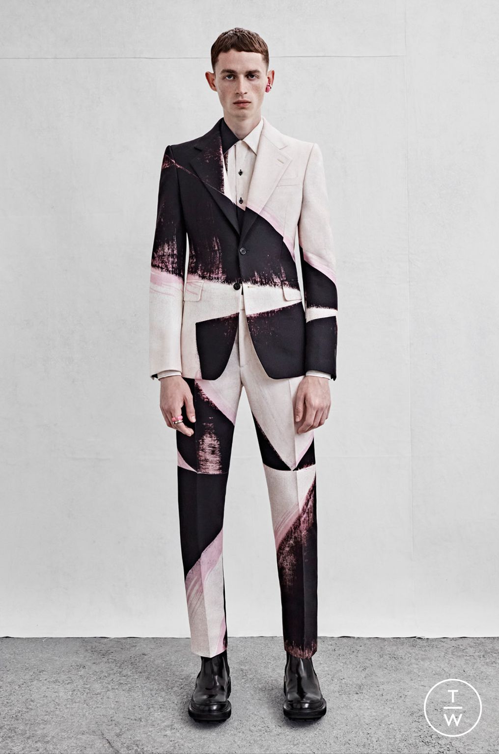 Fashion Week London Spring/Summer 2023 look 7 from the Alexander McQueen collection menswear