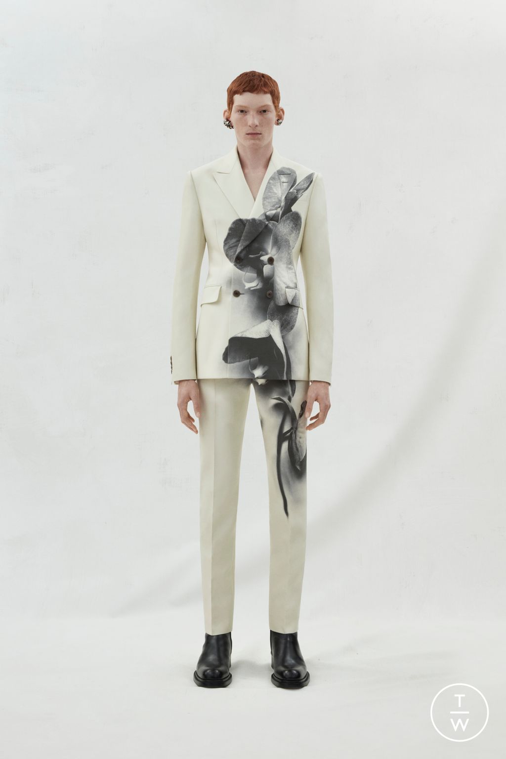 Fashion Week London Fall/Winter 2023 look 11 from the Alexander McQueen collection 男装
