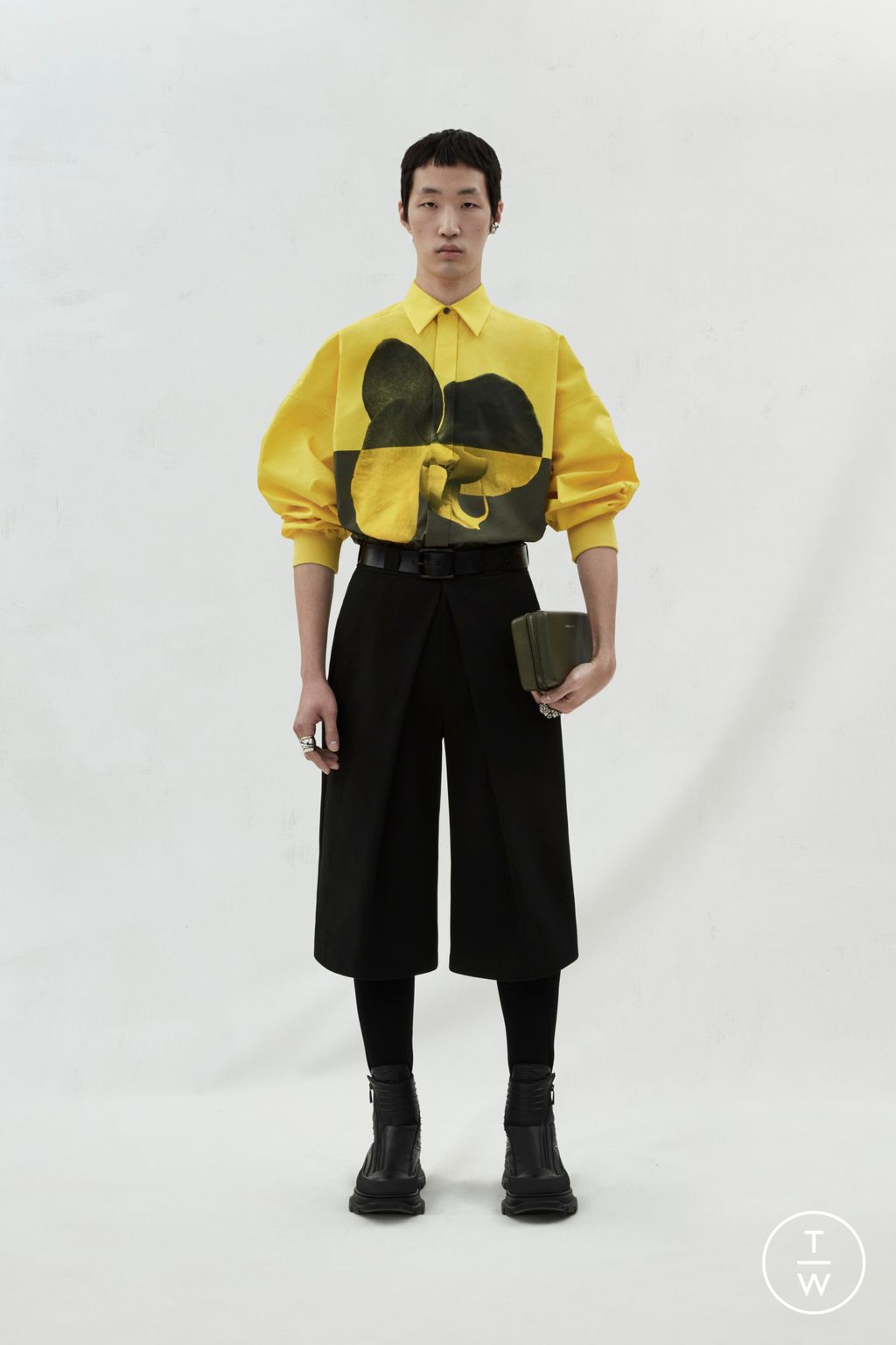 Fashion Week London Fall/Winter 2023 look 16 de la collection Alexander McQueen menswear