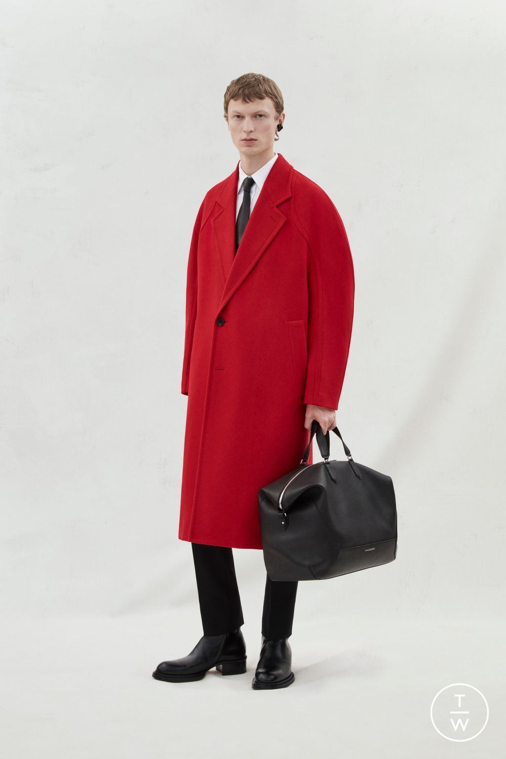 Fashion Week London Fall/Winter 2023 look 19 from the Alexander McQueen collection 男装