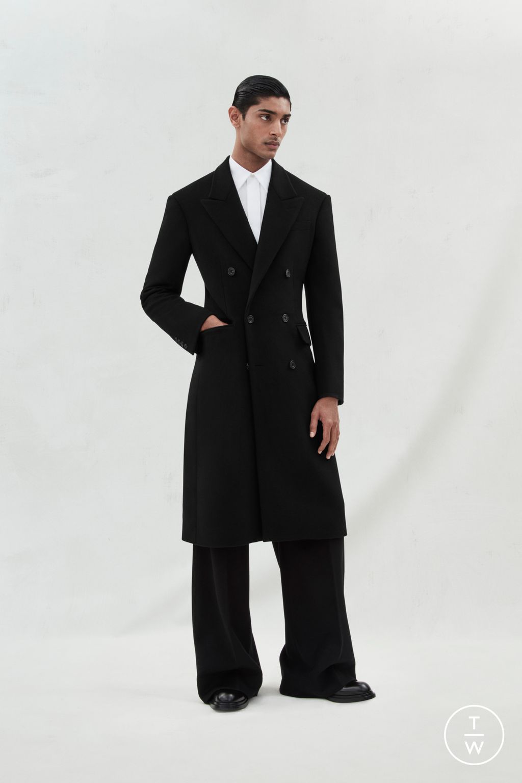 Fashion Week London Fall/Winter 2023 look 2 de la collection Alexander McQueen menswear