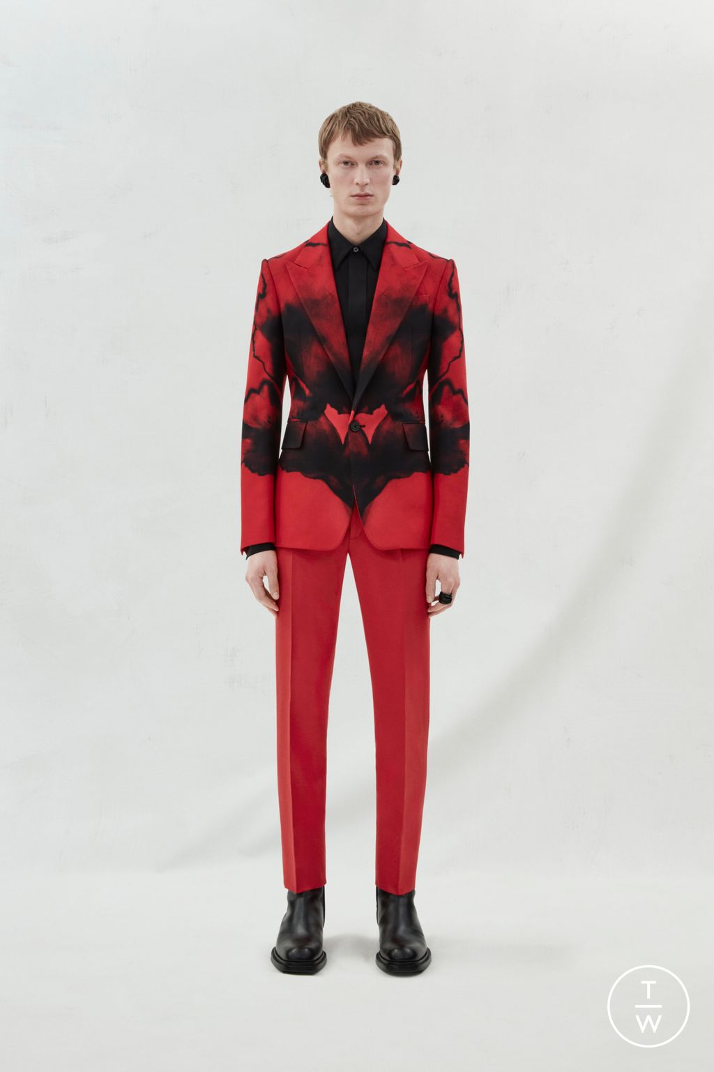 Fashion Week London Fall/Winter 2023 look 22 from the Alexander McQueen collection menswear