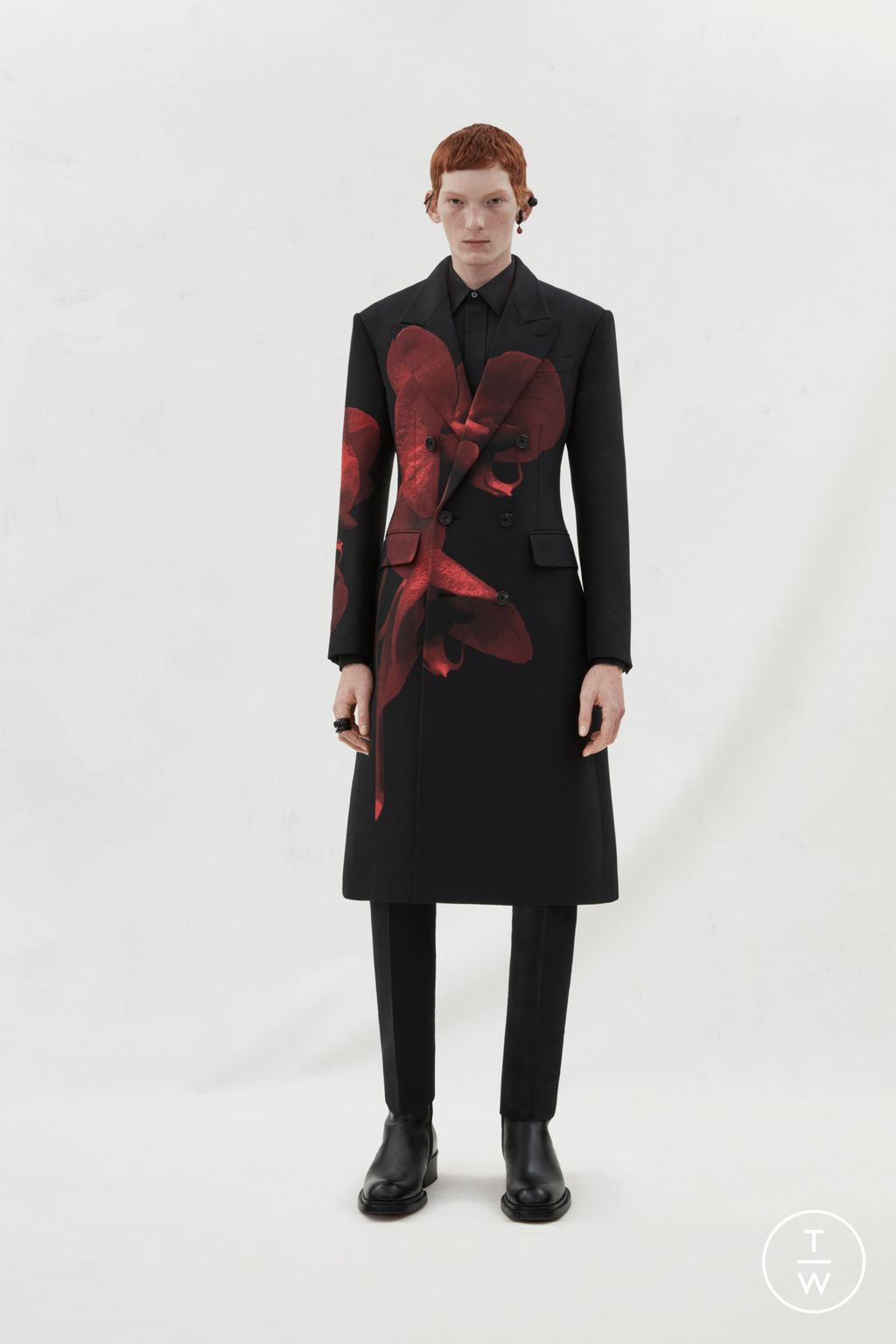 Fashion Week London Fall/Winter 2023 look 31 from the Alexander McQueen collection menswear