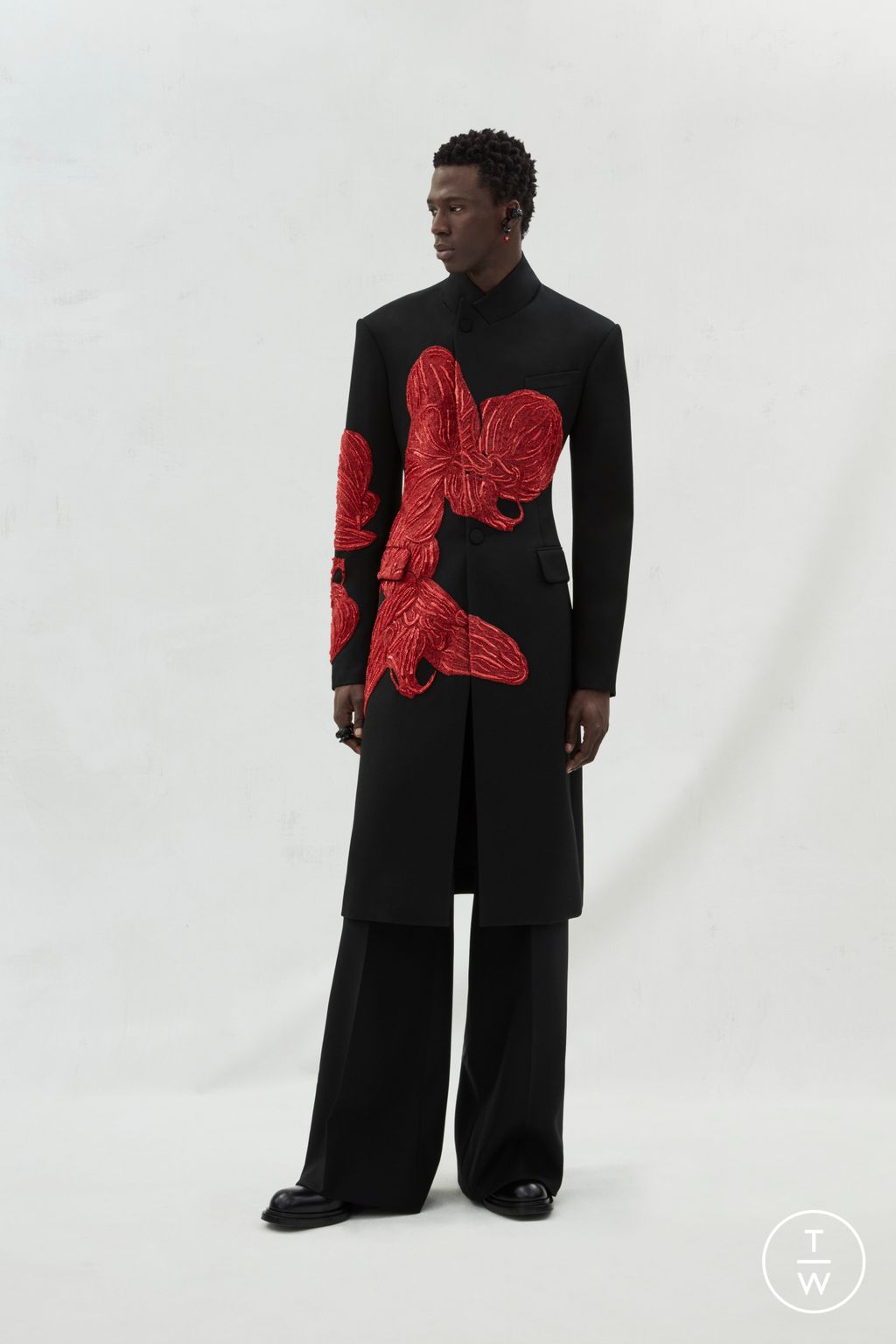 Fashion Week London Fall/Winter 2023 look 33 from the Alexander McQueen collection menswear