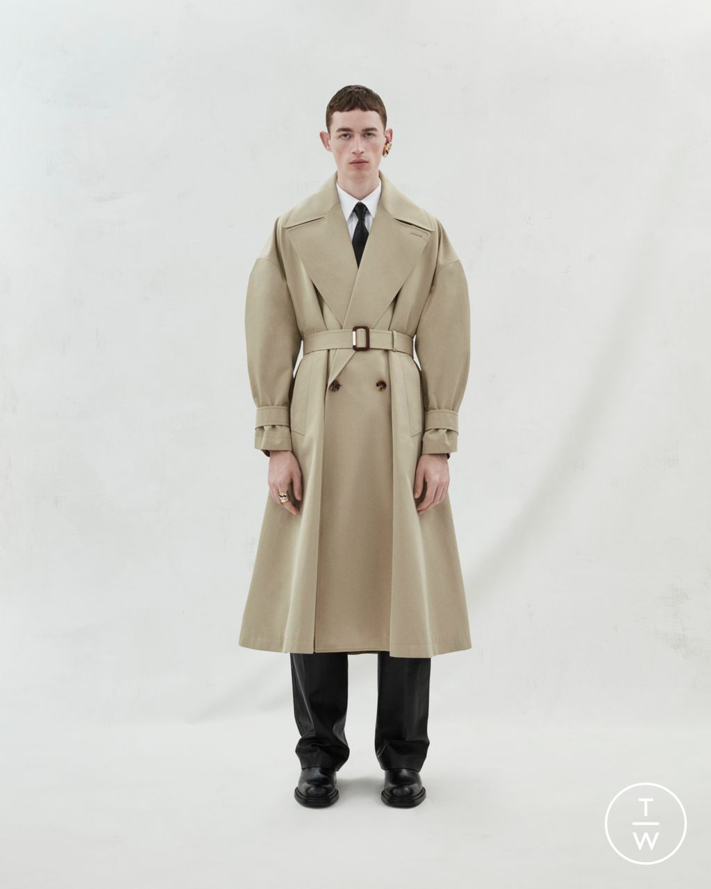 Fashion Week London Fall/Winter 2023 look 8 from the Alexander McQueen collection 男装
