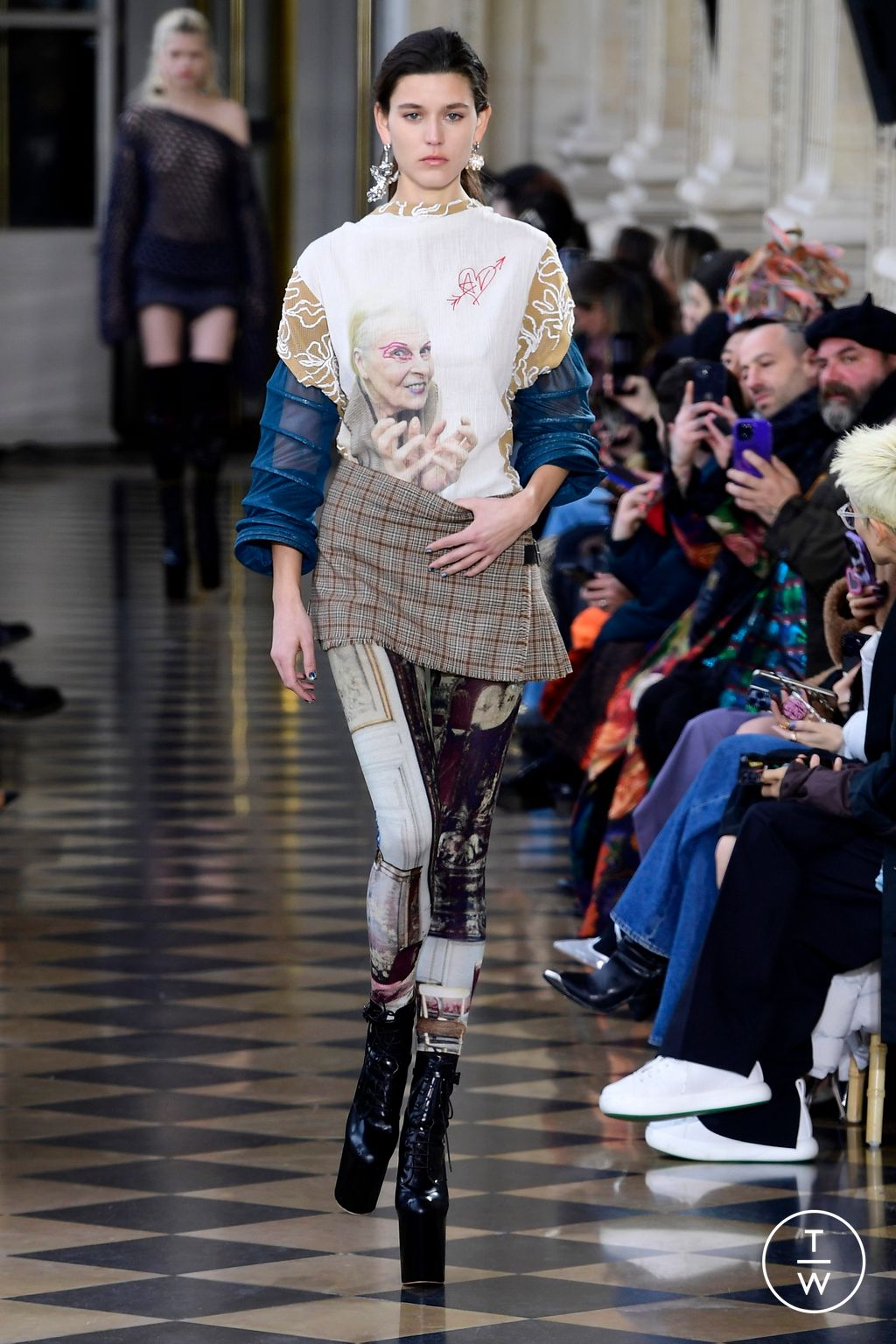 Fashion Week Paris Fall/Winter 2023 look 1 de la collection Andreas Kronthaler for Vivienne Westwood womenswear