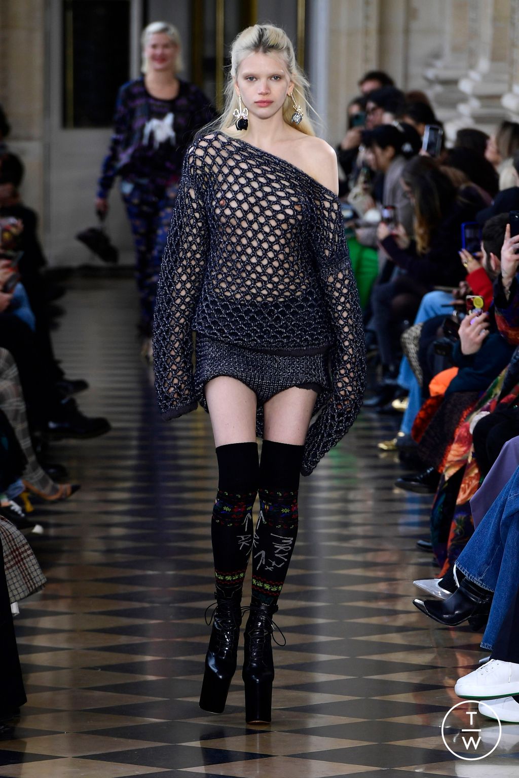 Fashion Week Paris Fall/Winter 2023 look 2 de la collection Andreas Kronthaler for Vivienne Westwood womenswear