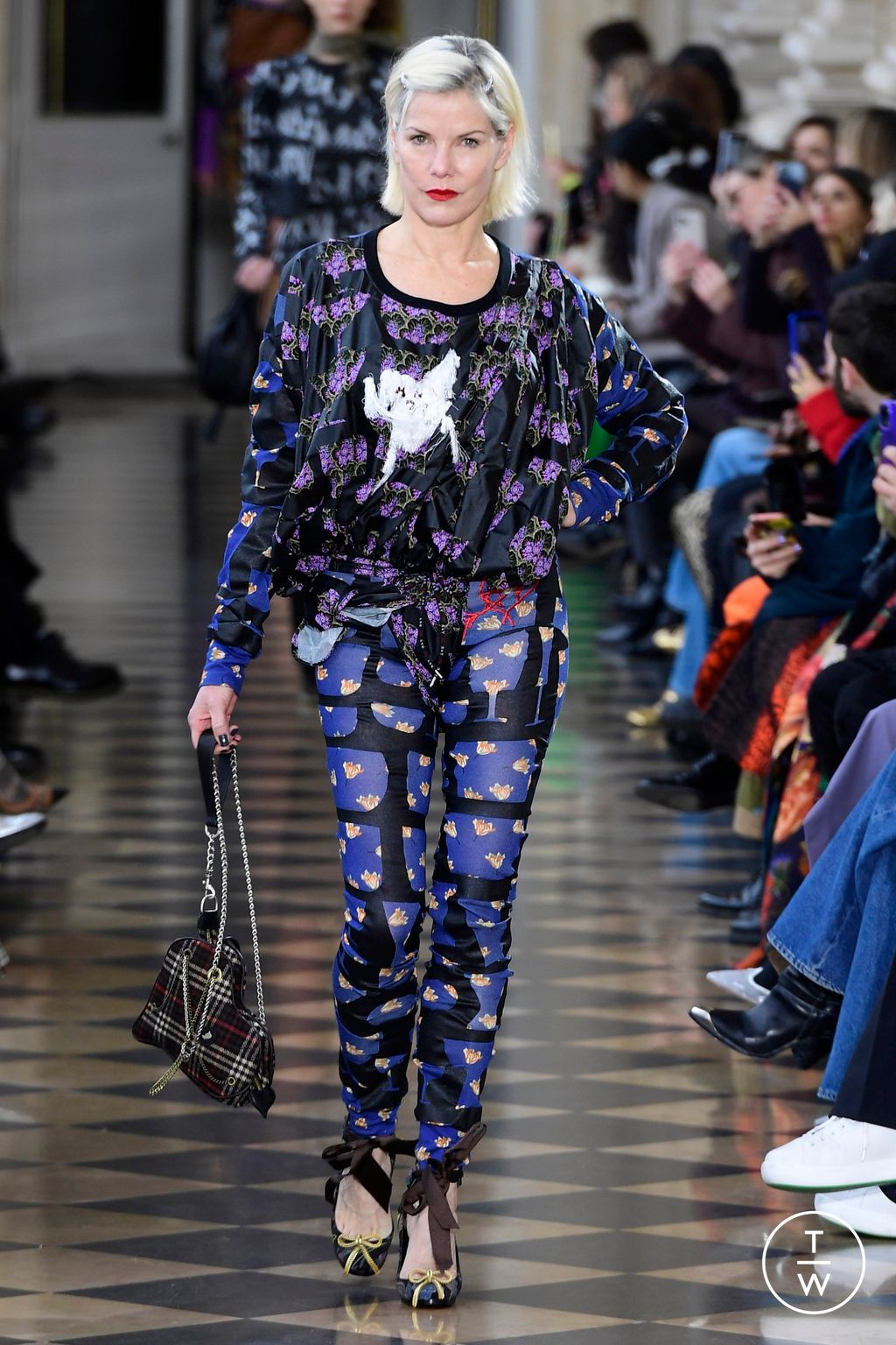 Fashion Week Paris Fall/Winter 2023 look 3 from the Andreas Kronthaler for Vivienne Westwood collection womenswear