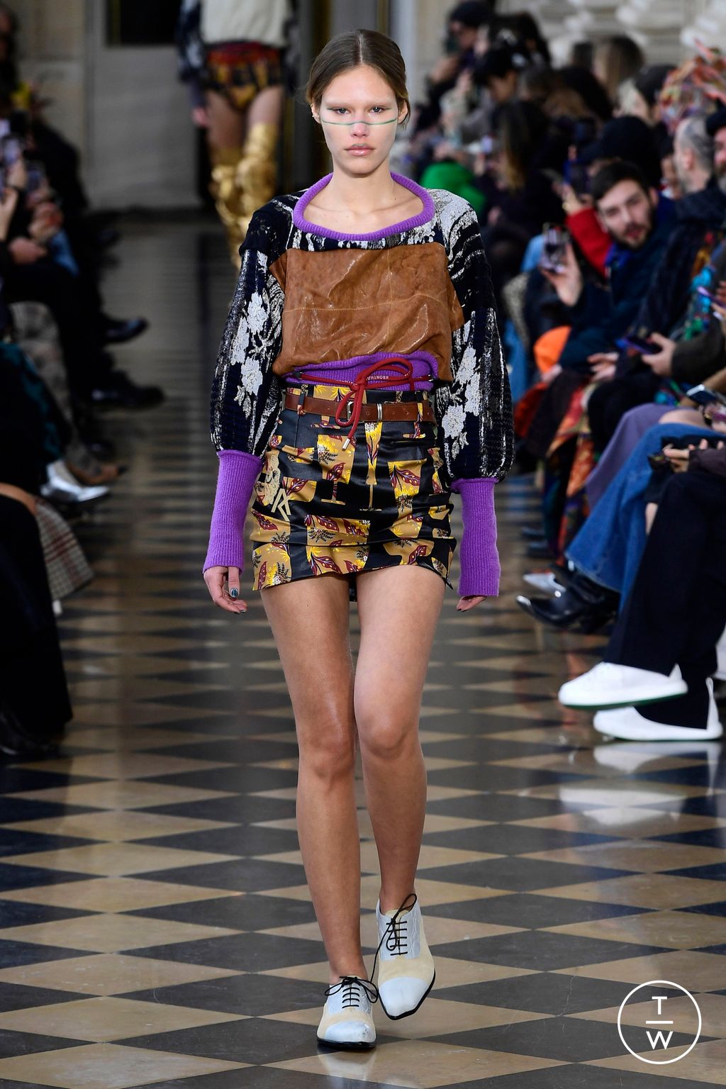 Fashion Week Paris Fall/Winter 2023 look 5 from the Andreas Kronthaler for Vivienne Westwood collection 女装