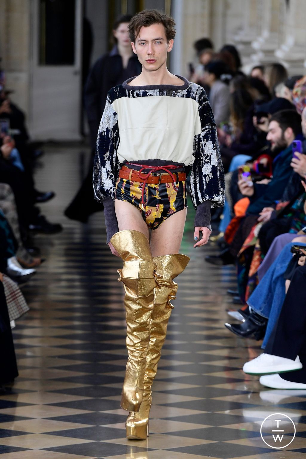 Fashion Week Paris Fall/Winter 2023 look 6 from the Andreas Kronthaler for Vivienne Westwood collection 女装