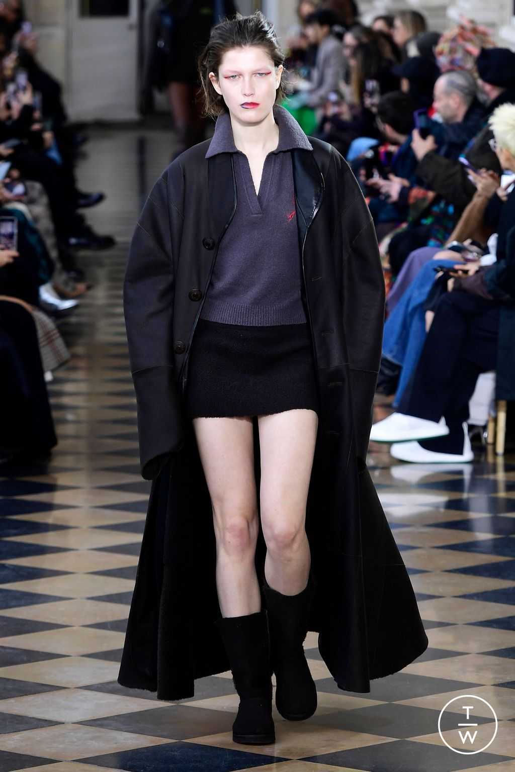 Fashion Week Paris Fall/Winter 2023 look 7 de la collection Andreas Kronthaler for Vivienne Westwood womenswear