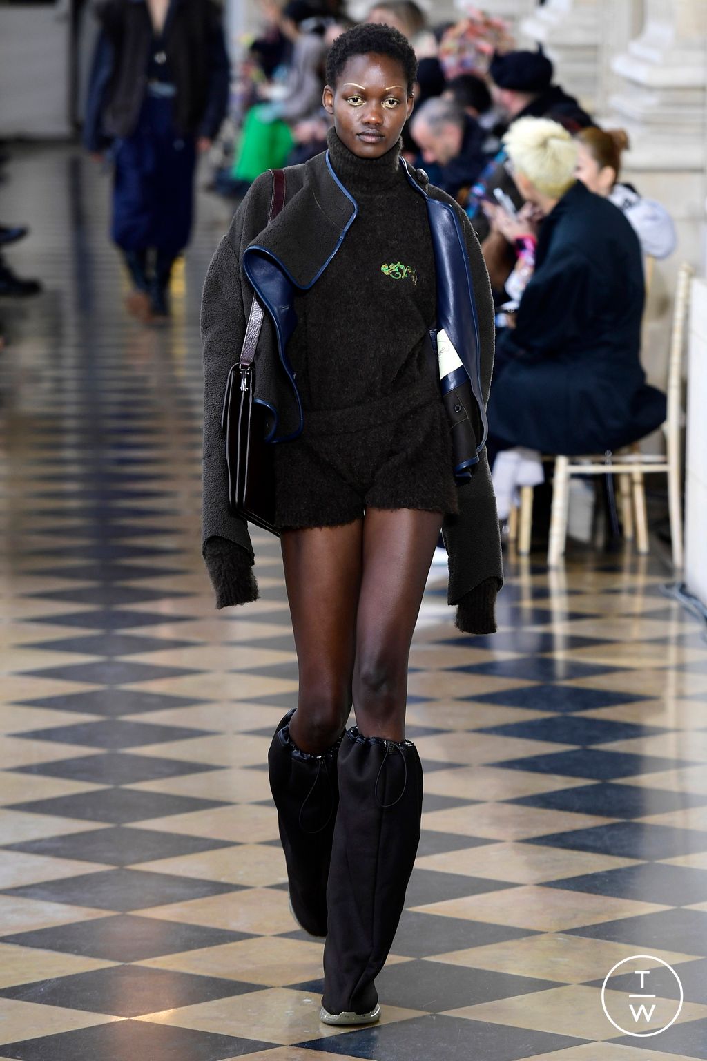 Fashion Week Paris Fall/Winter 2023 look 8 from the Andreas Kronthaler for Vivienne Westwood collection 女装