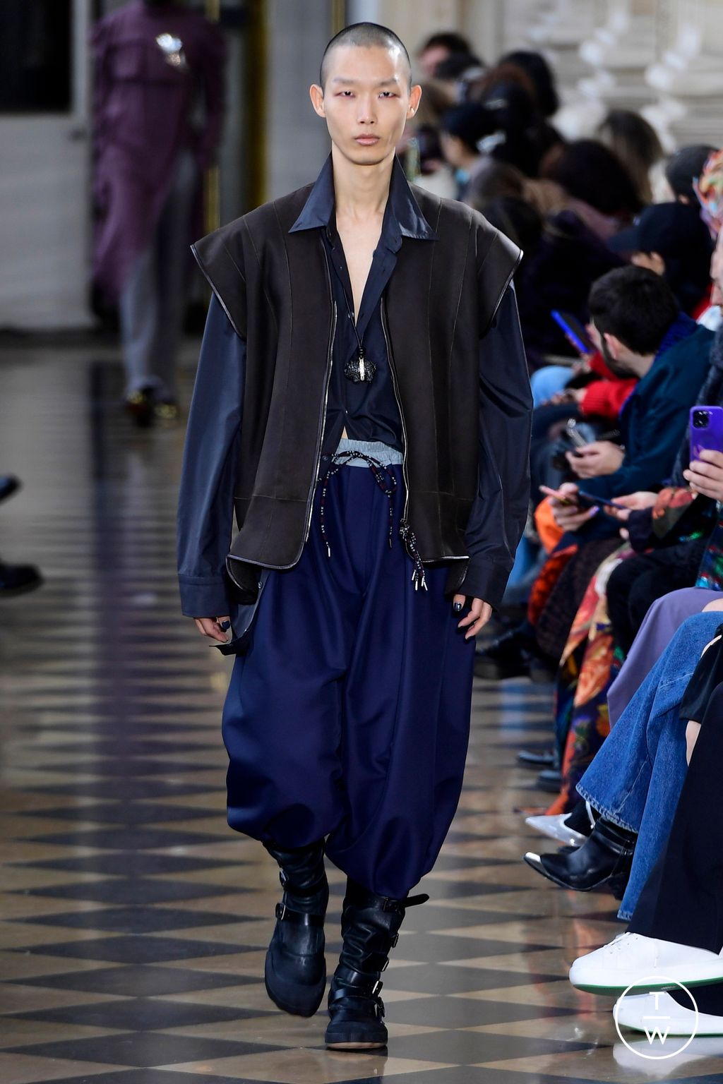 Fashion Week Paris Fall/Winter 2023 look 9 de la collection Andreas Kronthaler for Vivienne Westwood womenswear