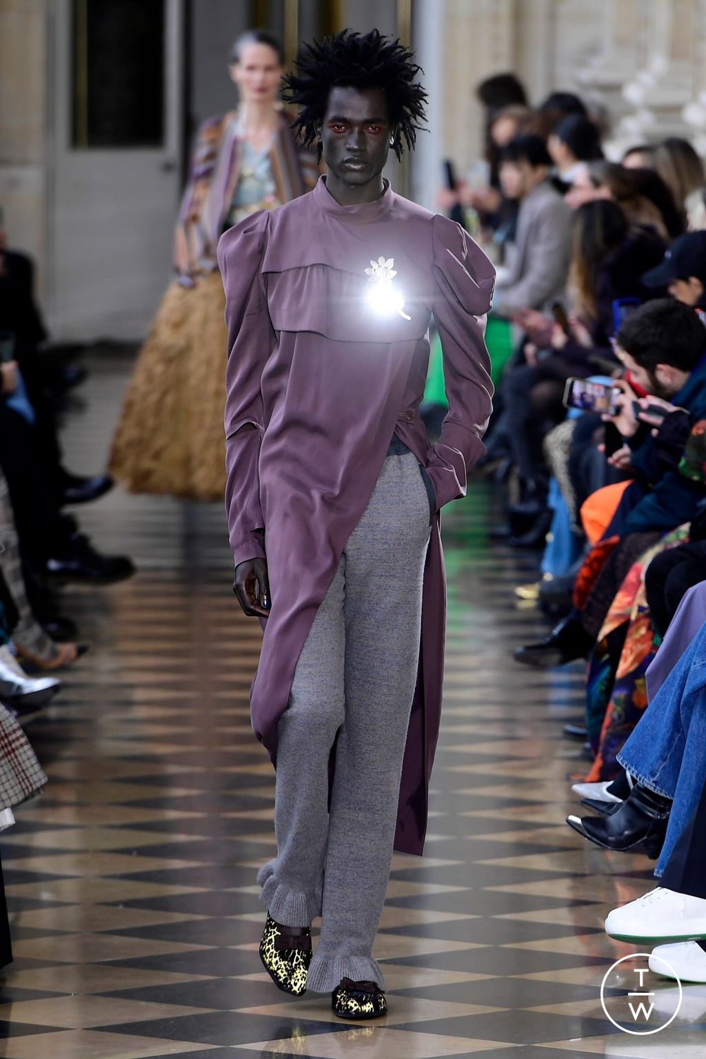 Fashion Week Paris Fall/Winter 2023 look 10 de la collection Andreas Kronthaler for Vivienne Westwood womenswear