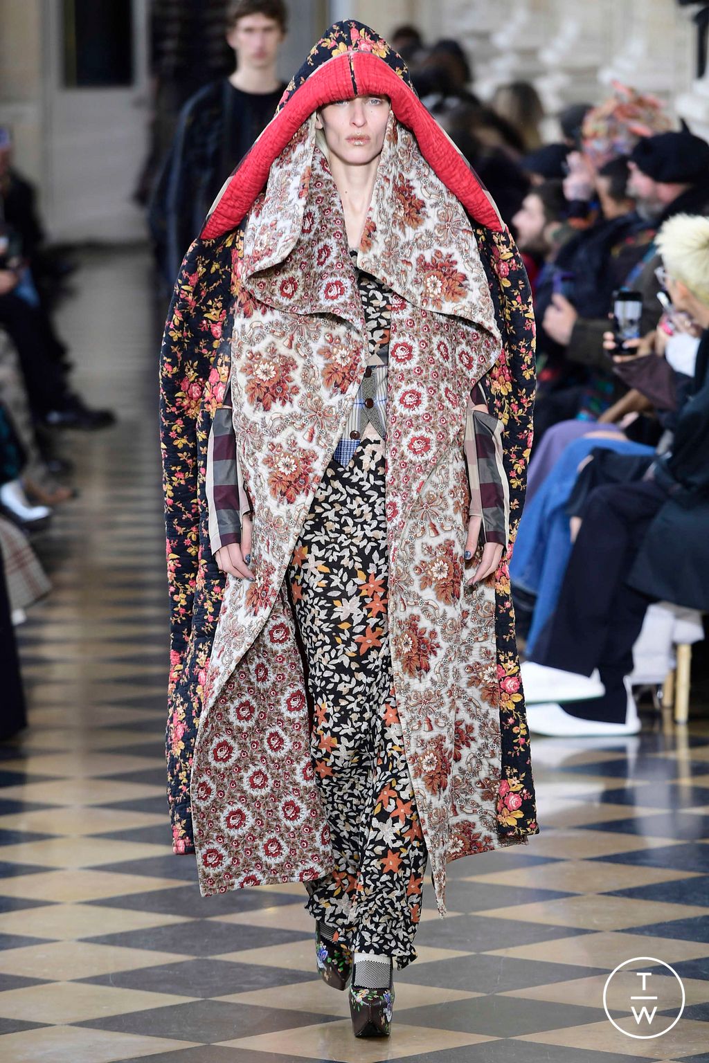 Fashion Week Paris Fall/Winter 2023 look 12 de la collection Andreas Kronthaler for Vivienne Westwood womenswear