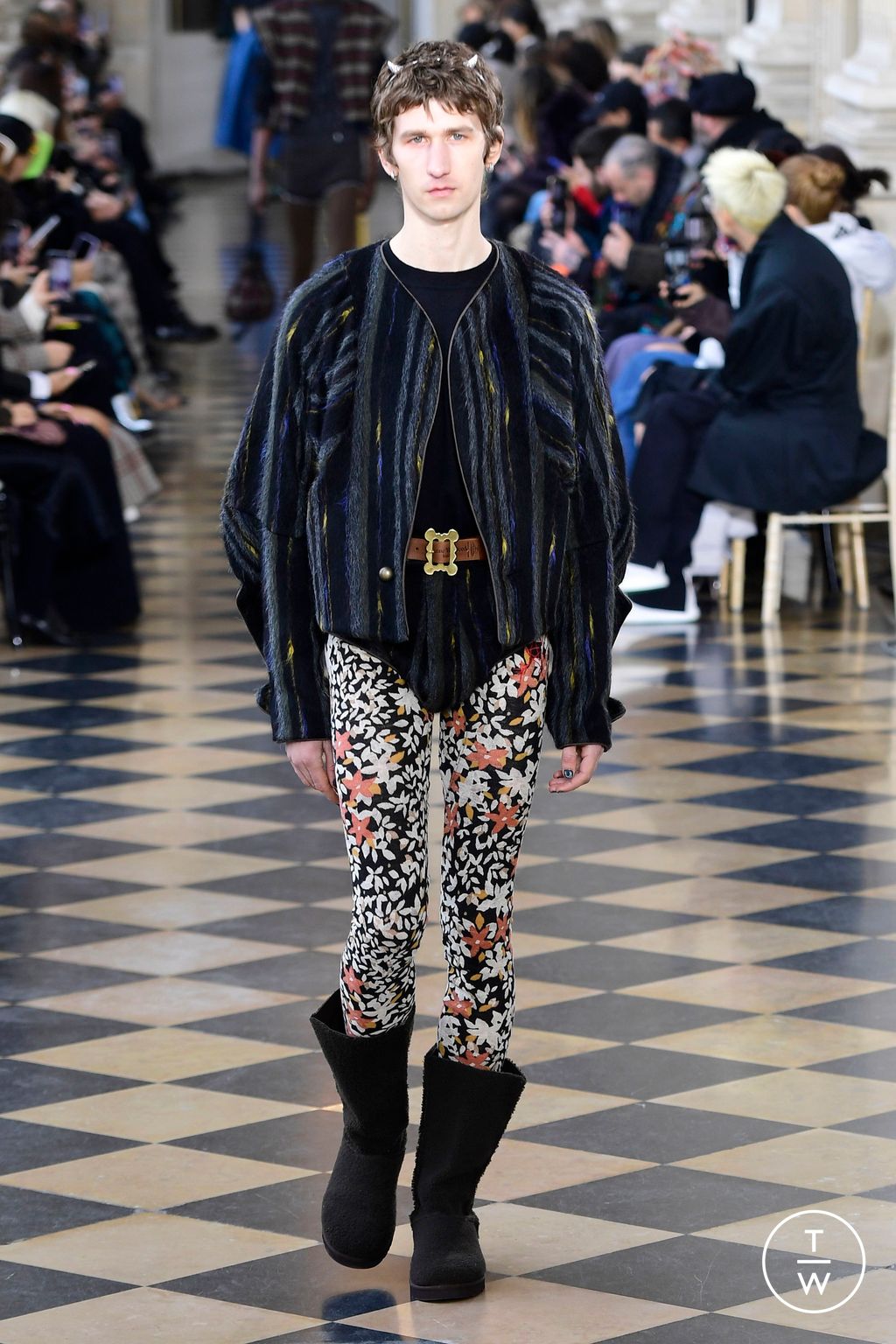 Fashion Week Paris Fall/Winter 2023 look 13 de la collection Andreas Kronthaler for Vivienne Westwood womenswear