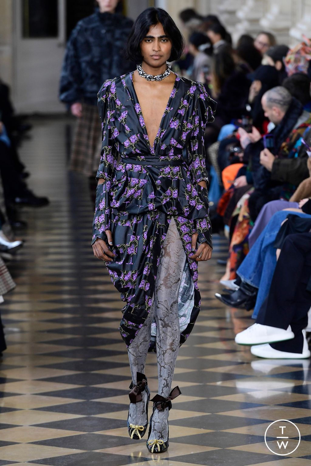 Fashion Week Paris Fall/Winter 2023 look 18 from the Andreas Kronthaler for Vivienne Westwood collection womenswear