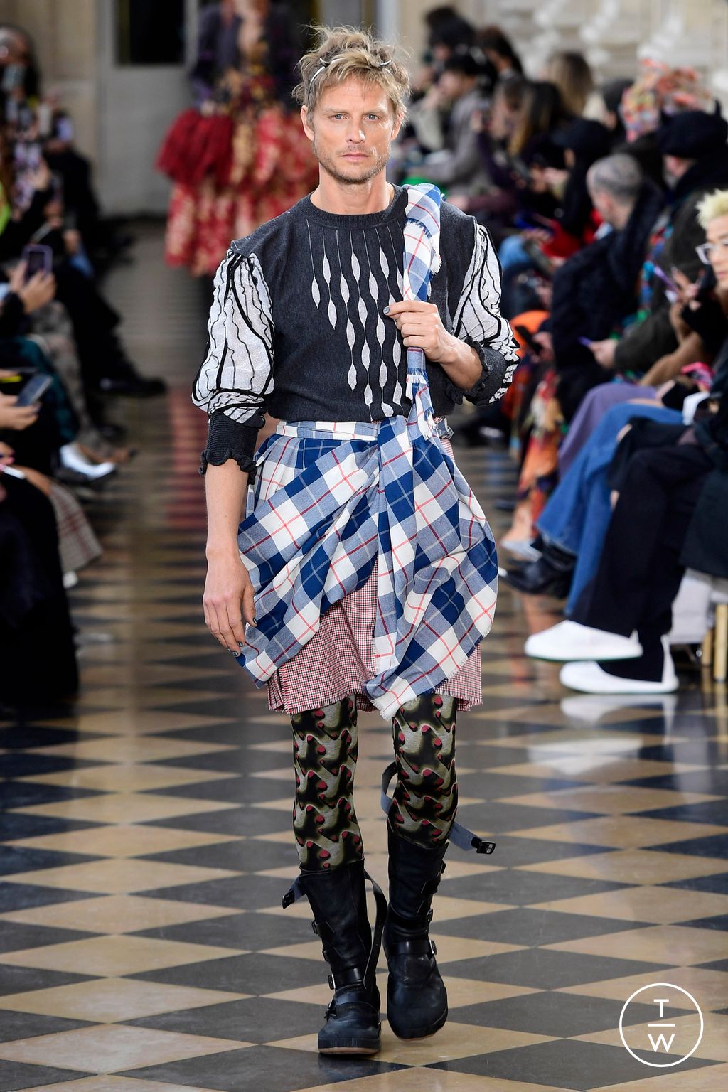 Fashion Week Paris Fall/Winter 2023 look 22 de la collection Andreas Kronthaler for Vivienne Westwood womenswear