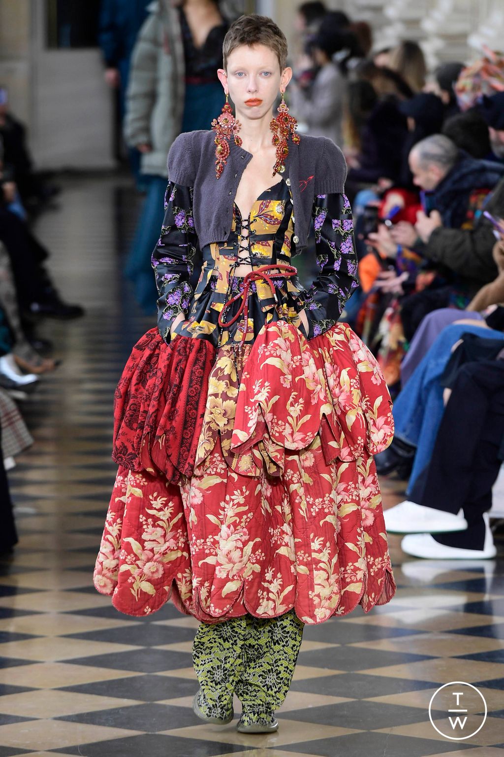 Fashion Week Paris Fall/Winter 2023 look 23 de la collection Andreas Kronthaler for Vivienne Westwood womenswear