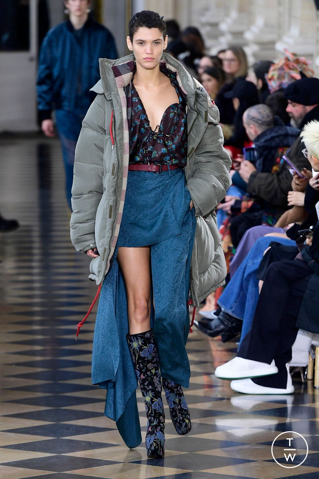 Fashion Week Paris Fall/Winter 2023 look 24 from the Andreas Kronthaler for Vivienne Westwood collection womenswear