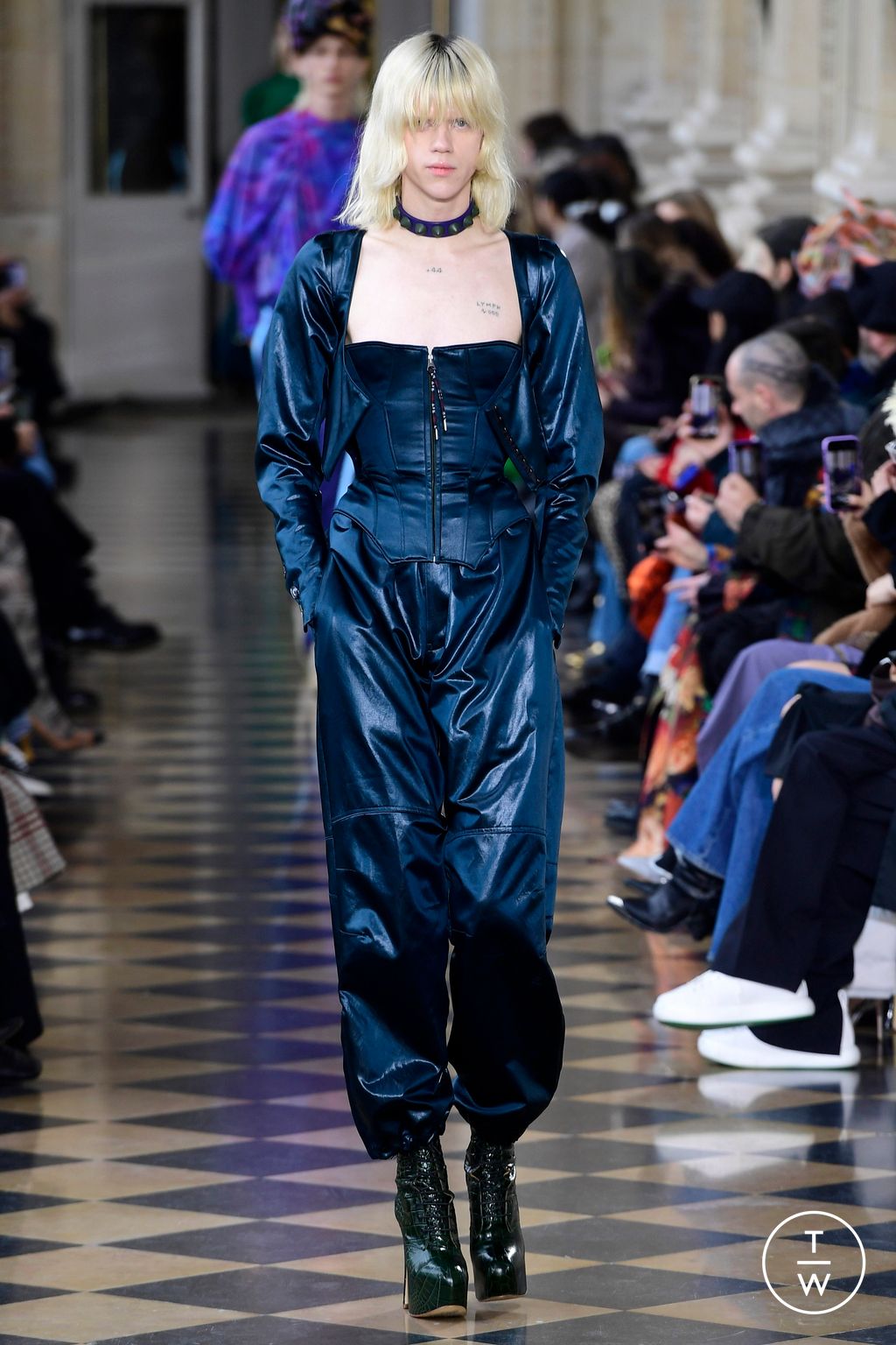 Fashion Week Paris Fall/Winter 2023 look 26 de la collection Andreas Kronthaler for Vivienne Westwood womenswear