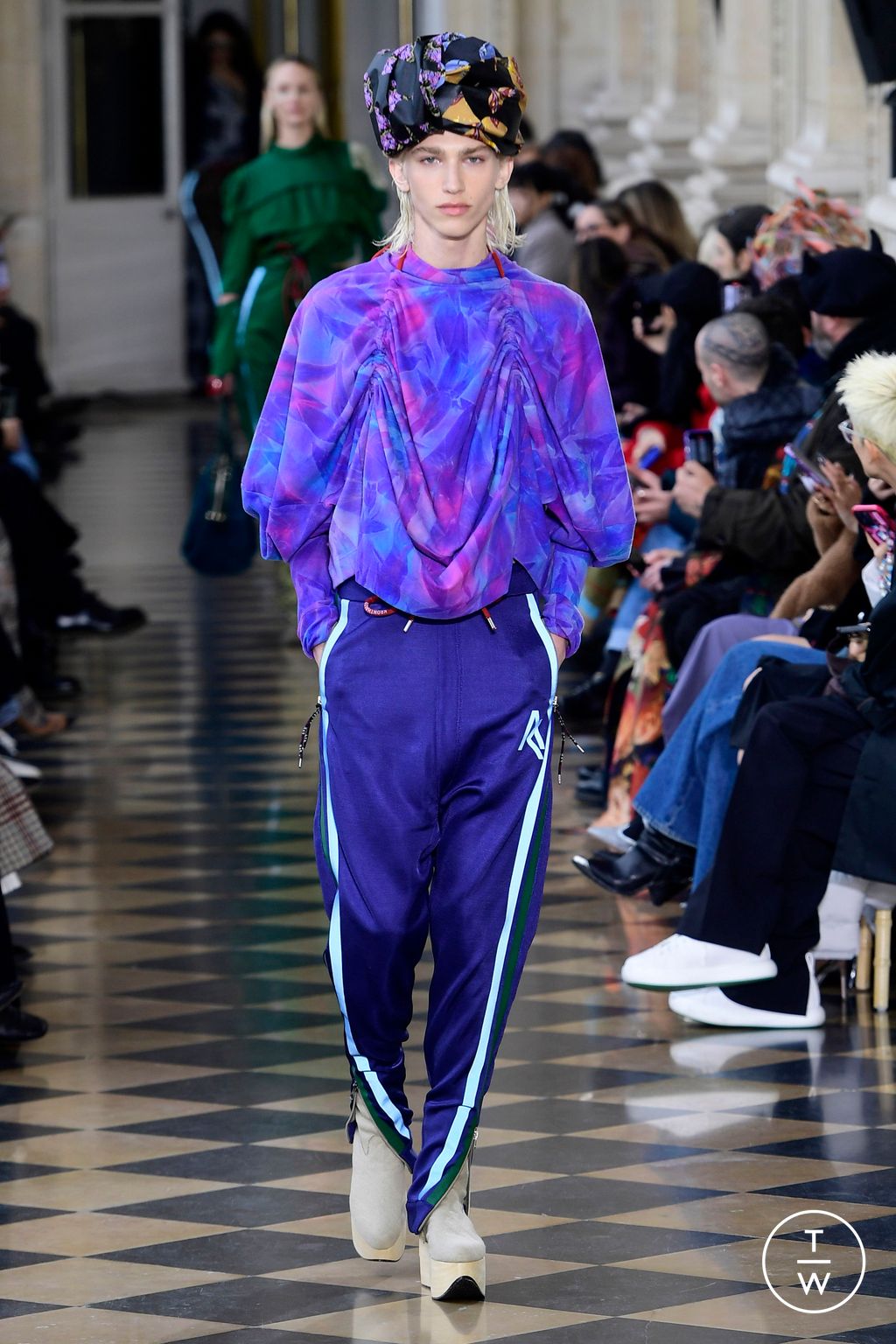 Fashion Week Paris Fall/Winter 2023 look 27 from the Andreas Kronthaler for Vivienne Westwood collection 女装