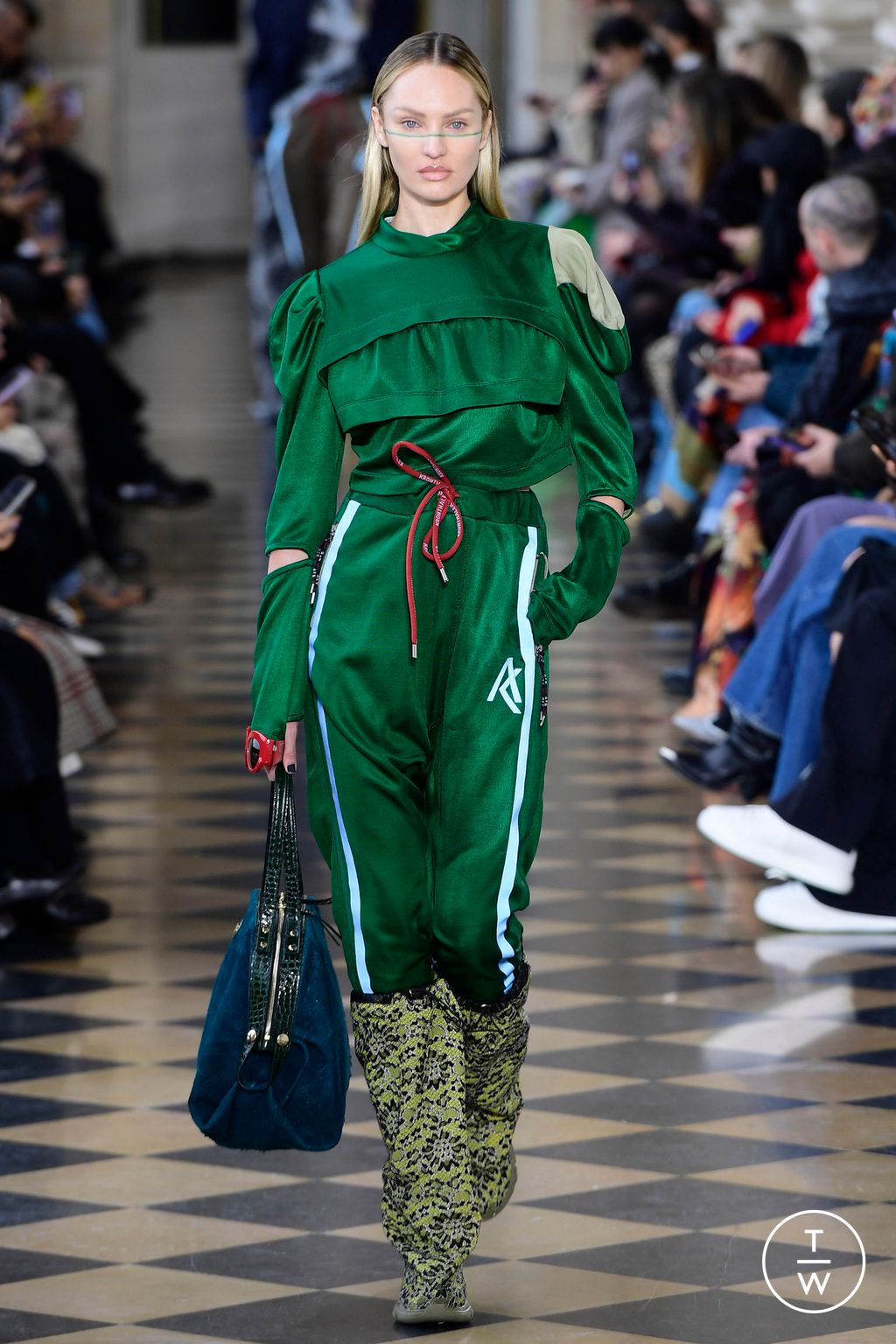 Fashion Week Paris Fall/Winter 2023 look 28 from the Andreas Kronthaler for Vivienne Westwood collection 女装