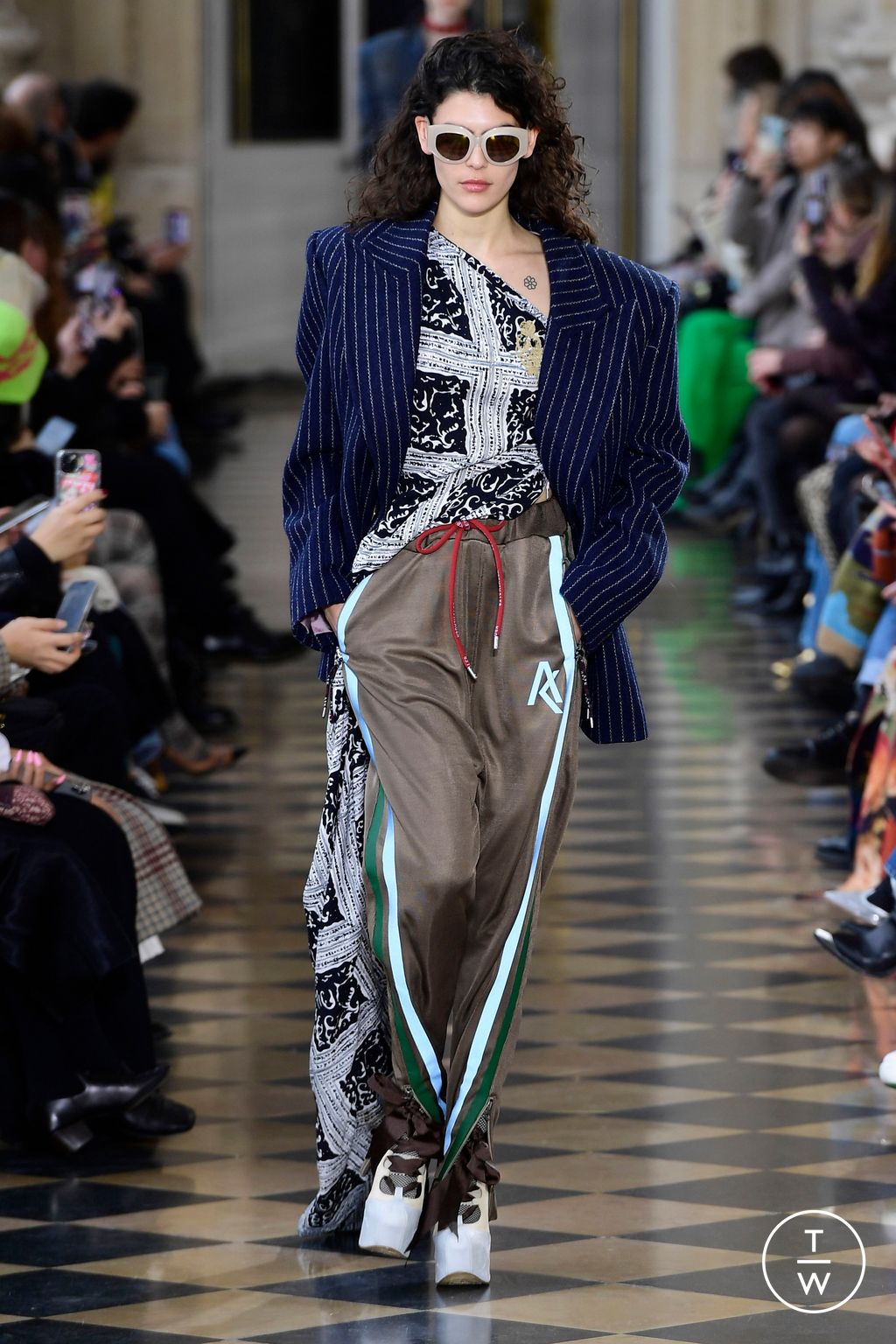 Fashion Week Paris Fall/Winter 2023 look 29 from the Andreas Kronthaler for Vivienne Westwood collection womenswear