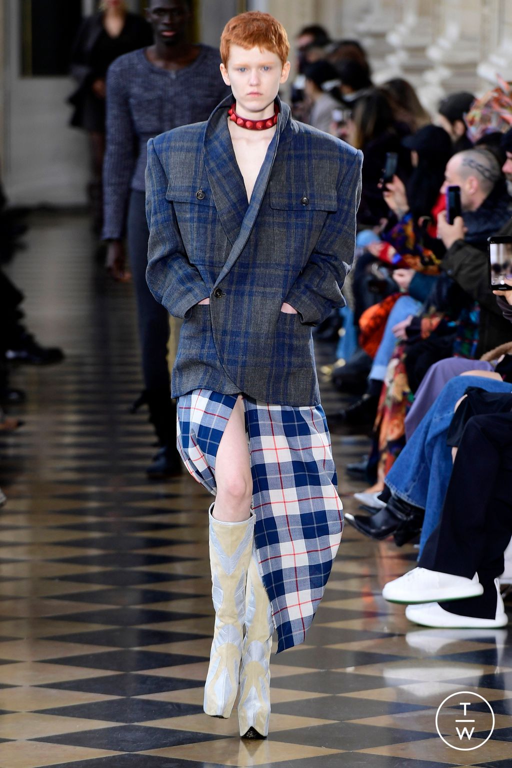 Fashion Week Paris Fall/Winter 2023 look 30 from the Andreas Kronthaler for Vivienne Westwood collection 女装