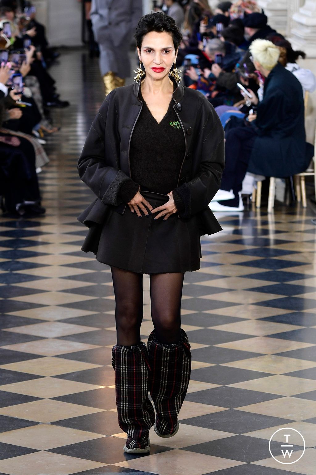Fashion Week Paris Fall/Winter 2023 look 32 de la collection Andreas Kronthaler for Vivienne Westwood womenswear