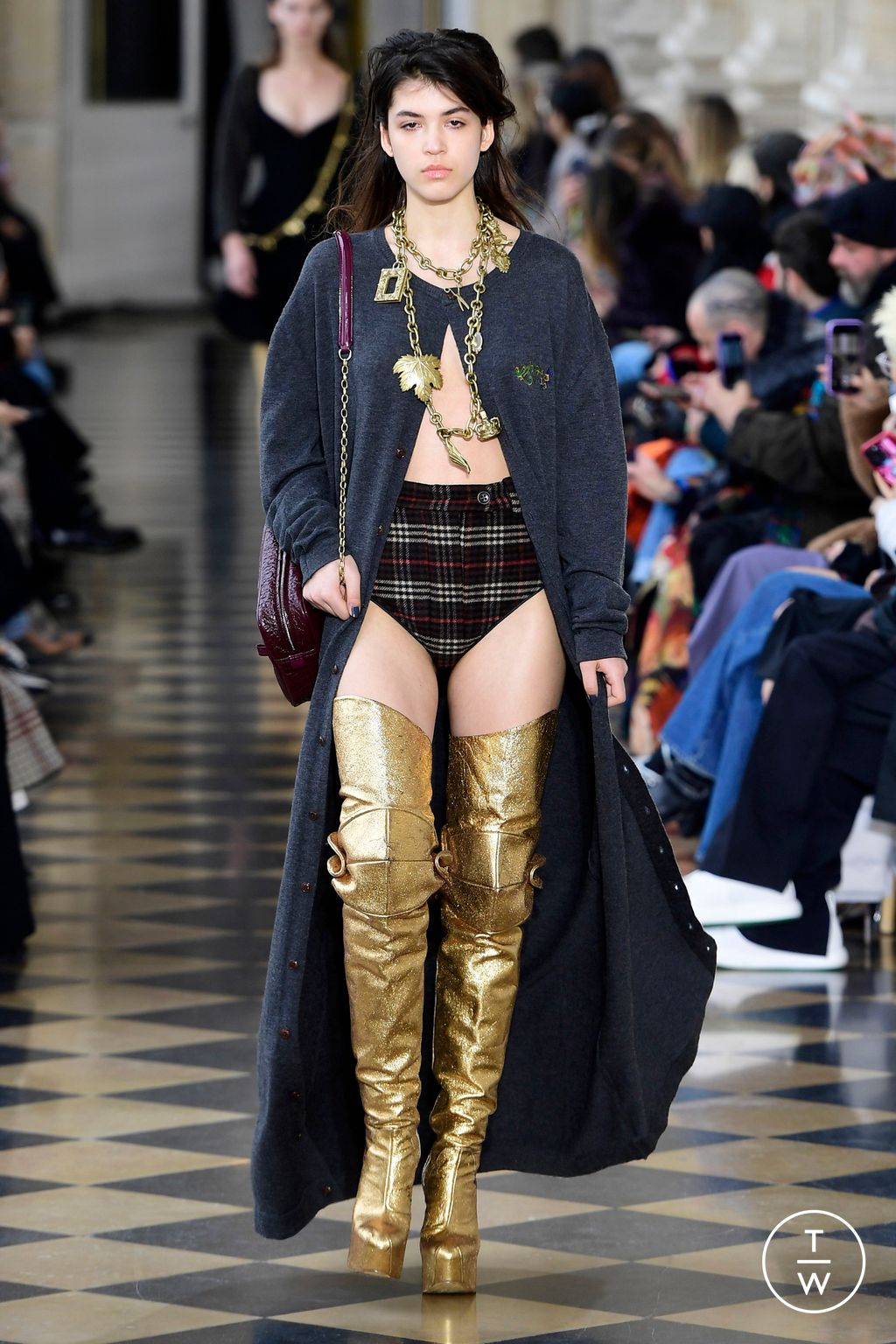 Fashion Week Paris Fall/Winter 2023 look 36 from the Andreas Kronthaler for Vivienne Westwood collection 女装
