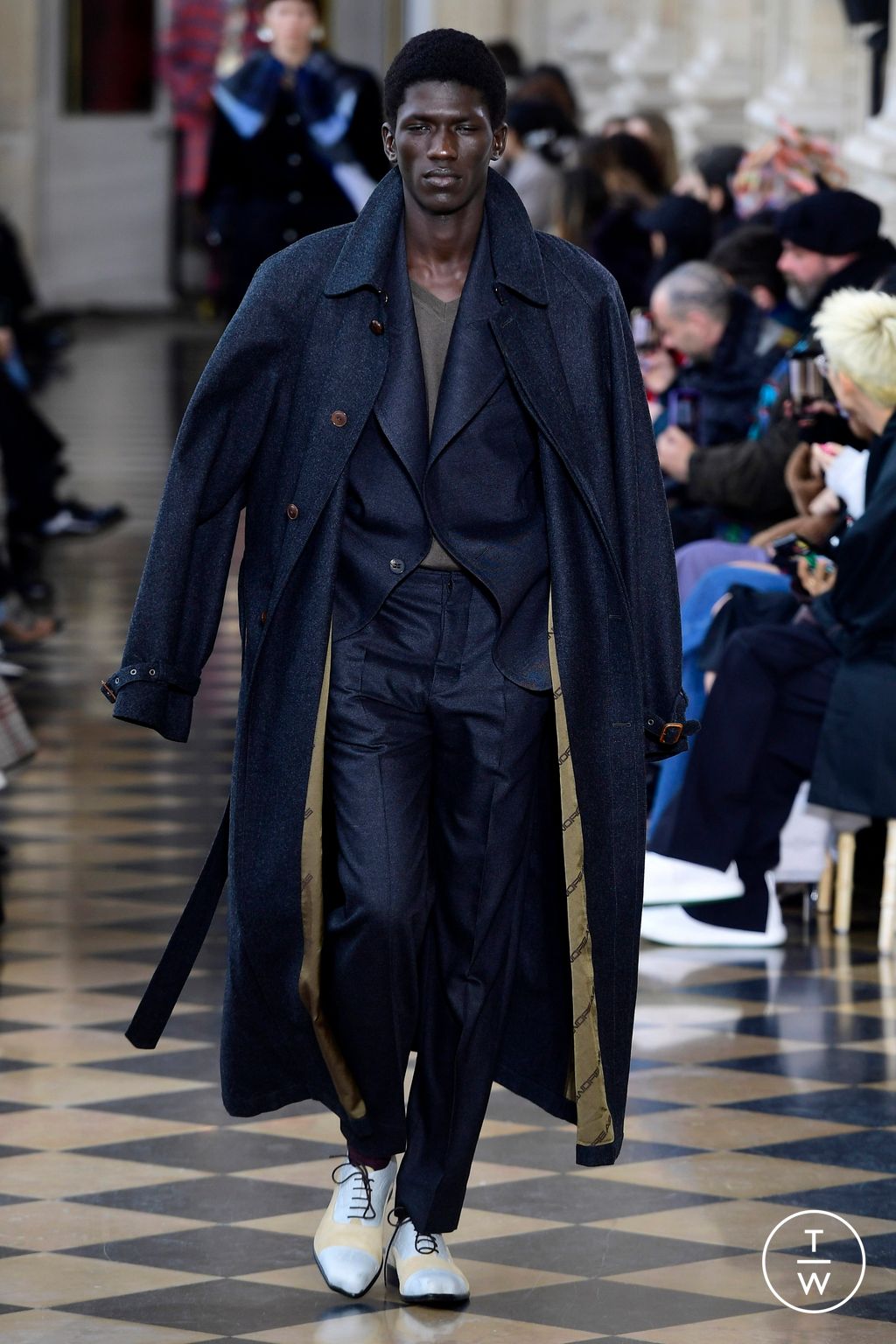 Fashion Week Paris Fall/Winter 2023 look 38 from the Andreas Kronthaler for Vivienne Westwood collection 女装