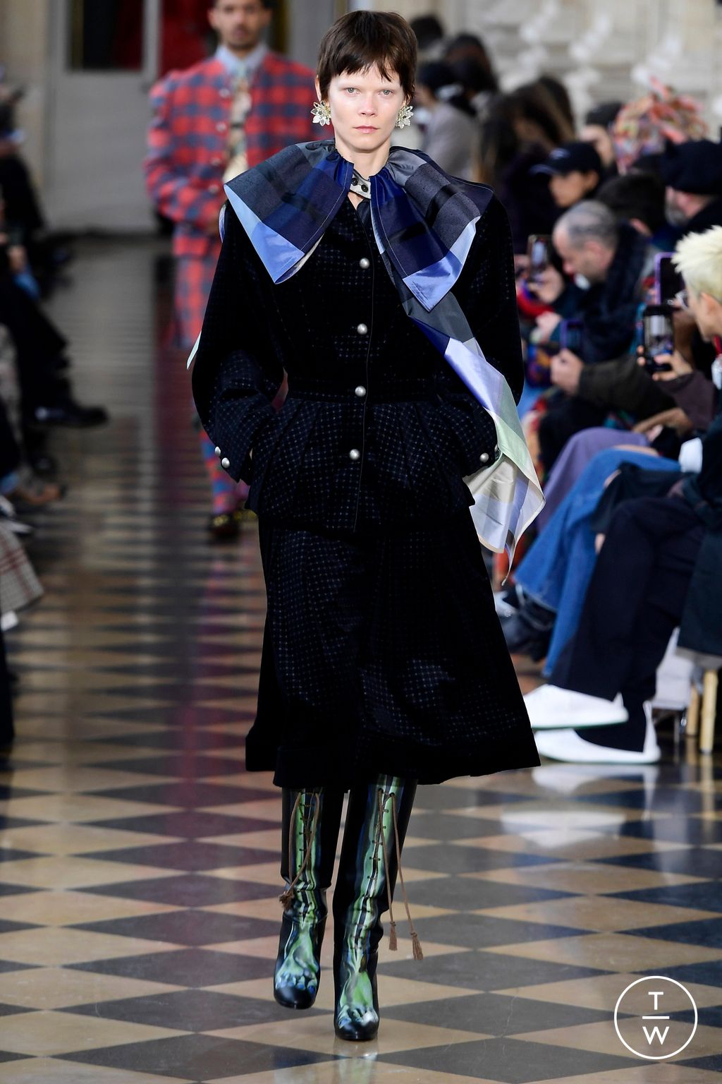 Fashion Week Paris Fall/Winter 2023 look 39 from the Andreas Kronthaler for Vivienne Westwood collection womenswear