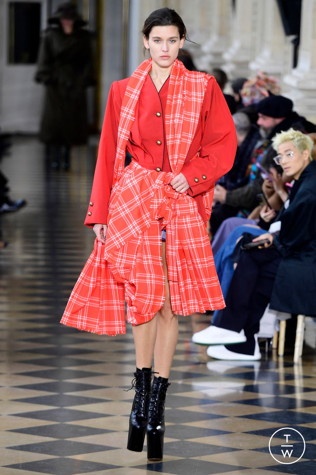 Fashion Week Paris Fall/Winter 2023 look 41 from the Andreas Kronthaler for Vivienne Westwood collection 女装