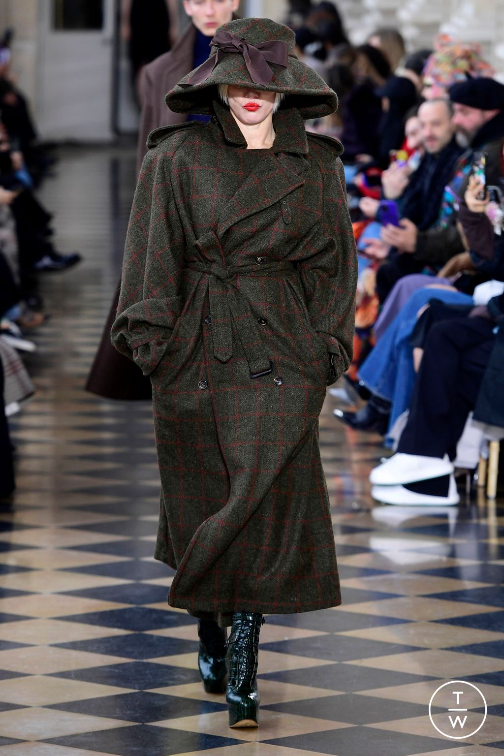 Fashion Week Paris Fall/Winter 2023 look 42 de la collection Andreas Kronthaler for Vivienne Westwood womenswear
