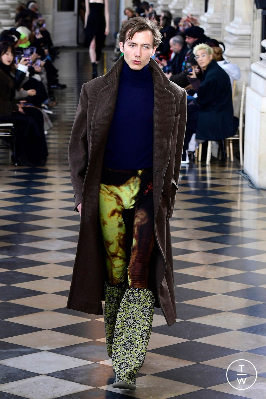 Fashion Week Paris Fall/Winter 2023 look 43 de la collection Andreas Kronthaler for Vivienne Westwood womenswear