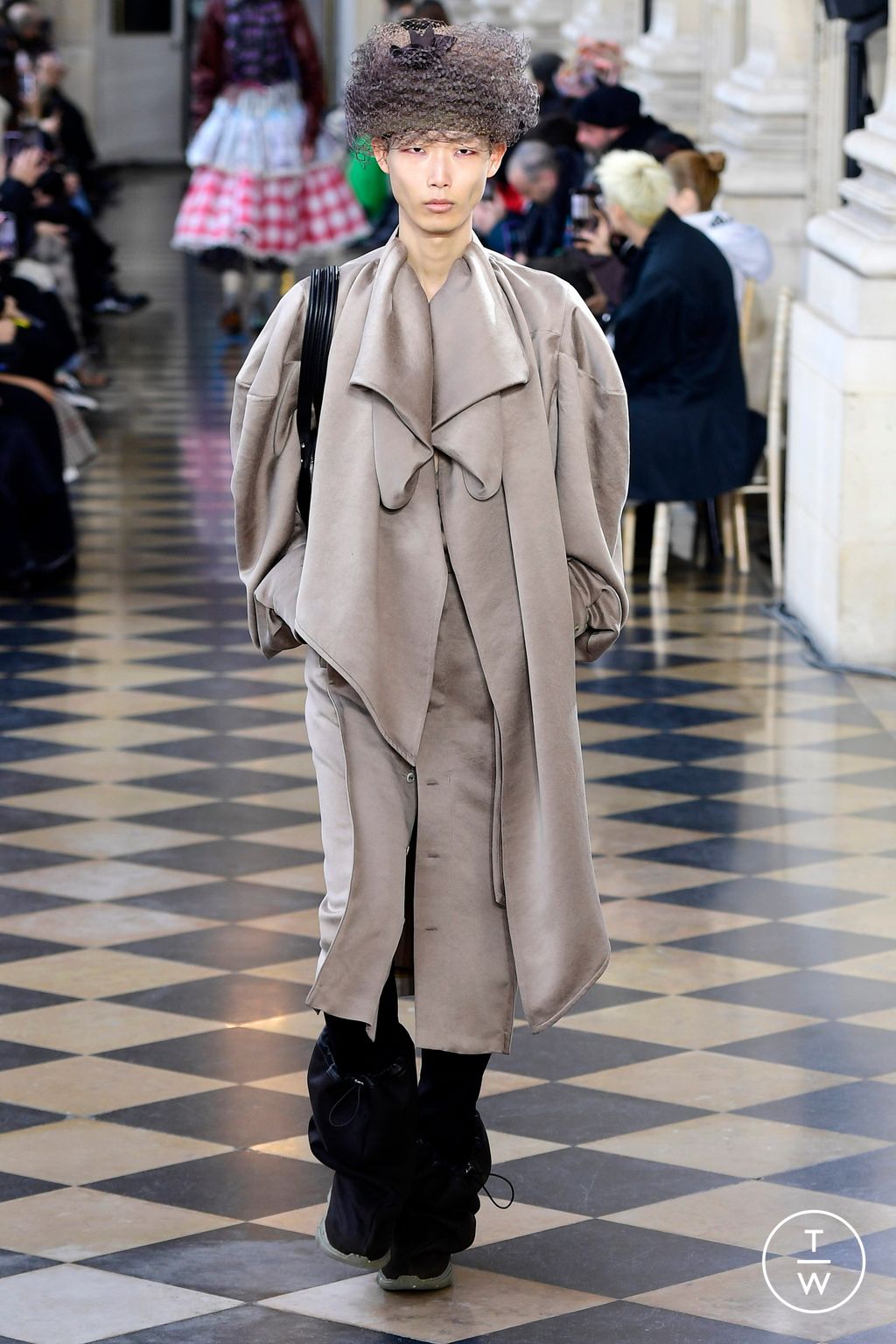 Fashion Week Paris Fall/Winter 2023 look 46 from the Andreas Kronthaler for Vivienne Westwood collection 女装