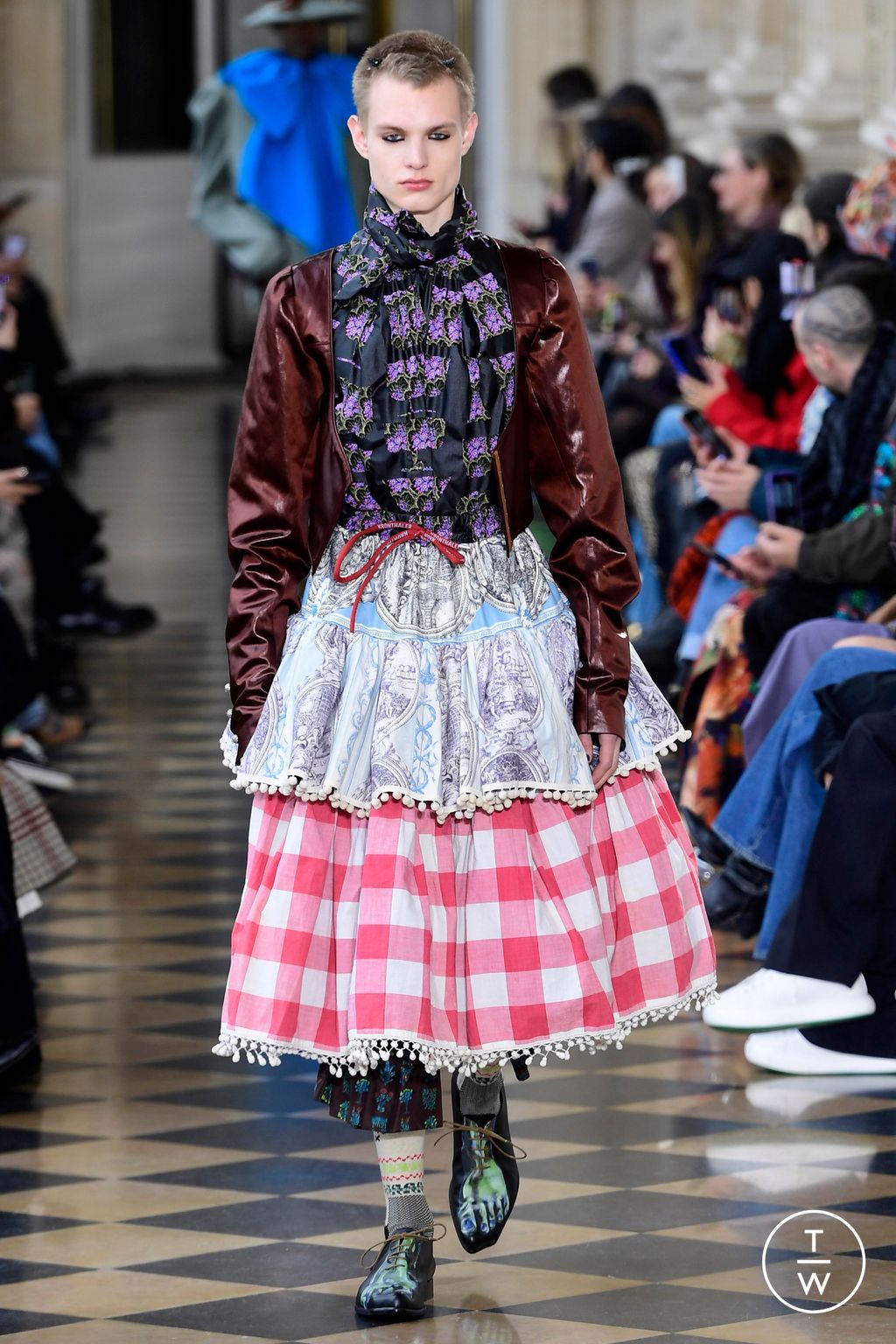 Fashion Week Paris Fall/Winter 2023 look 47 from the Andreas Kronthaler for Vivienne Westwood collection 女装