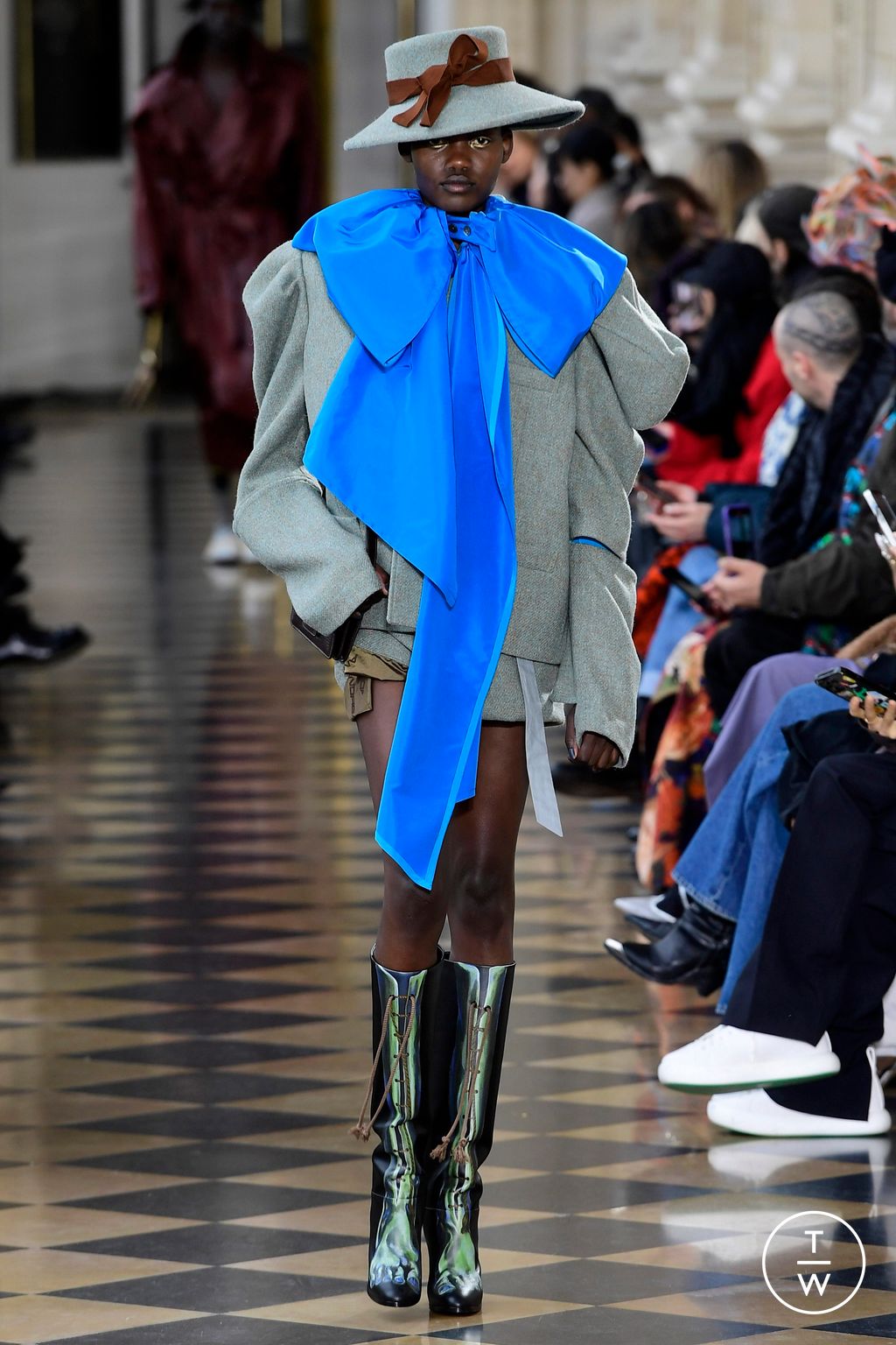 Fashion Week Paris Fall/Winter 2023 look 48 from the Andreas Kronthaler for Vivienne Westwood collection 女装
