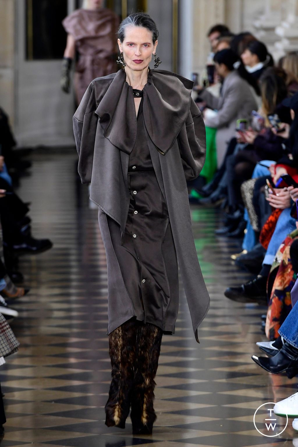 Fashion Week Paris Fall/Winter 2023 look 51 de la collection Andreas Kronthaler for Vivienne Westwood womenswear