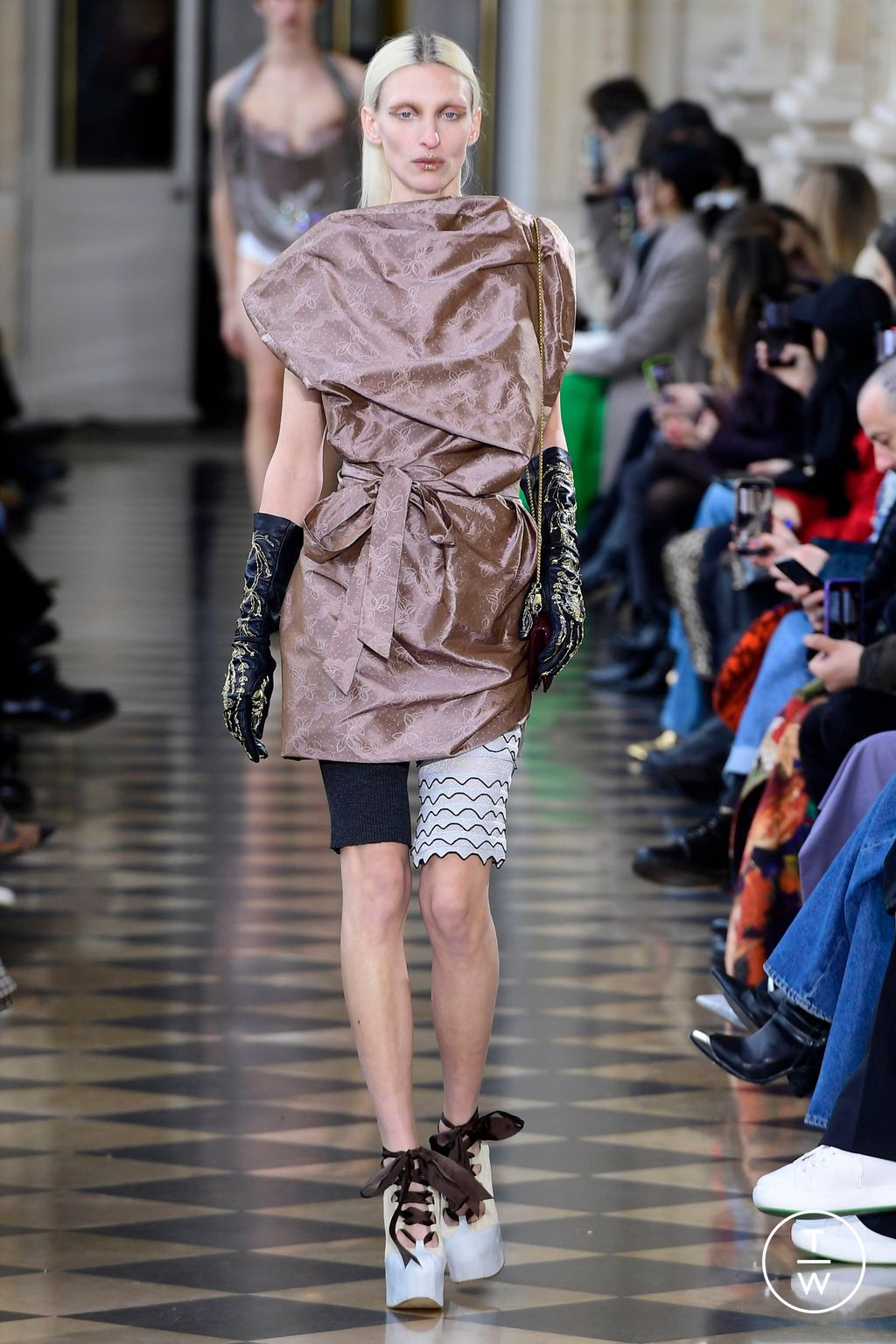 Fashion Week Paris Fall/Winter 2023 look 52 de la collection Andreas Kronthaler for Vivienne Westwood womenswear