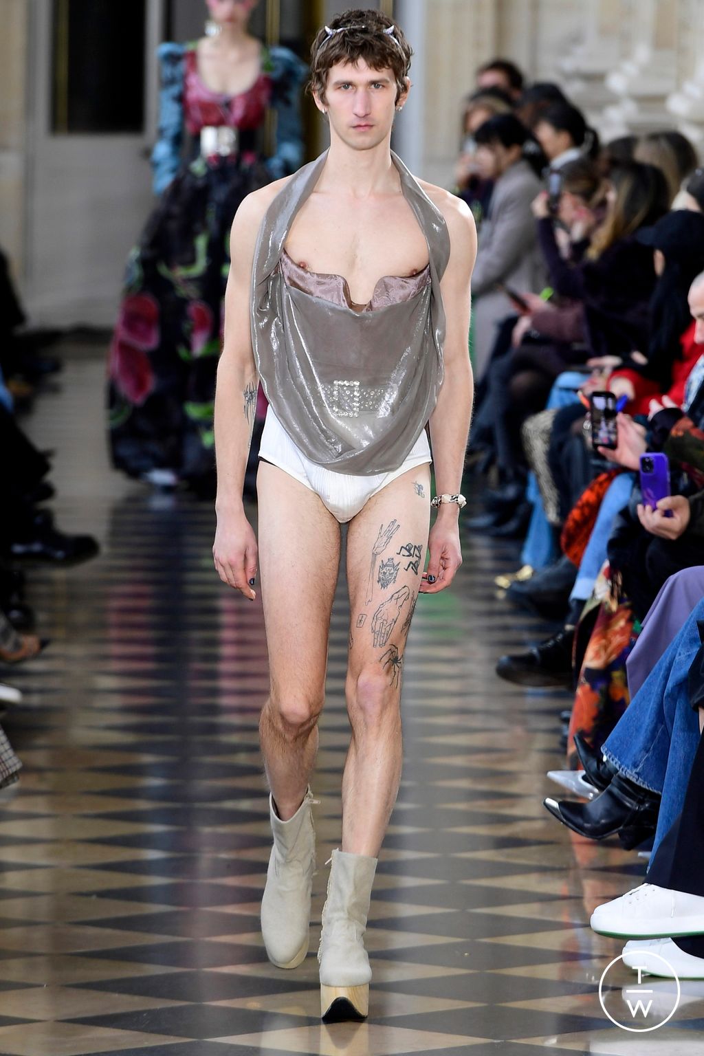 Fashion Week Paris Fall/Winter 2023 look 53 from the Andreas Kronthaler for Vivienne Westwood collection 女装