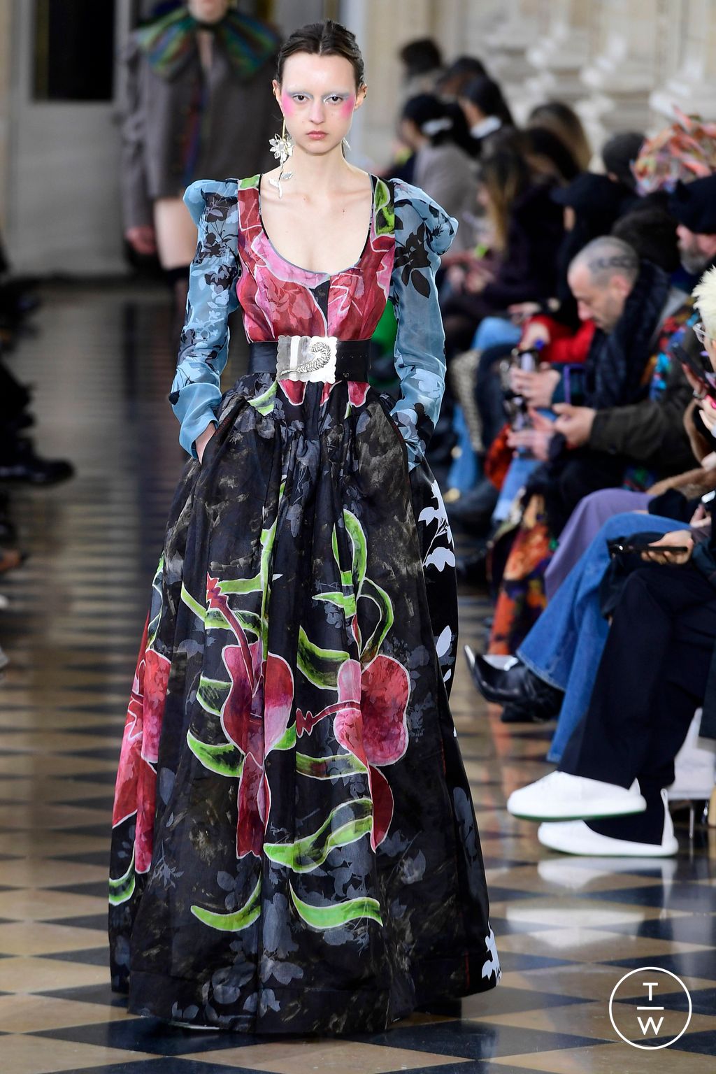Fashion Week Paris Fall/Winter 2023 look 54 from the Andreas Kronthaler for Vivienne Westwood collection 女装