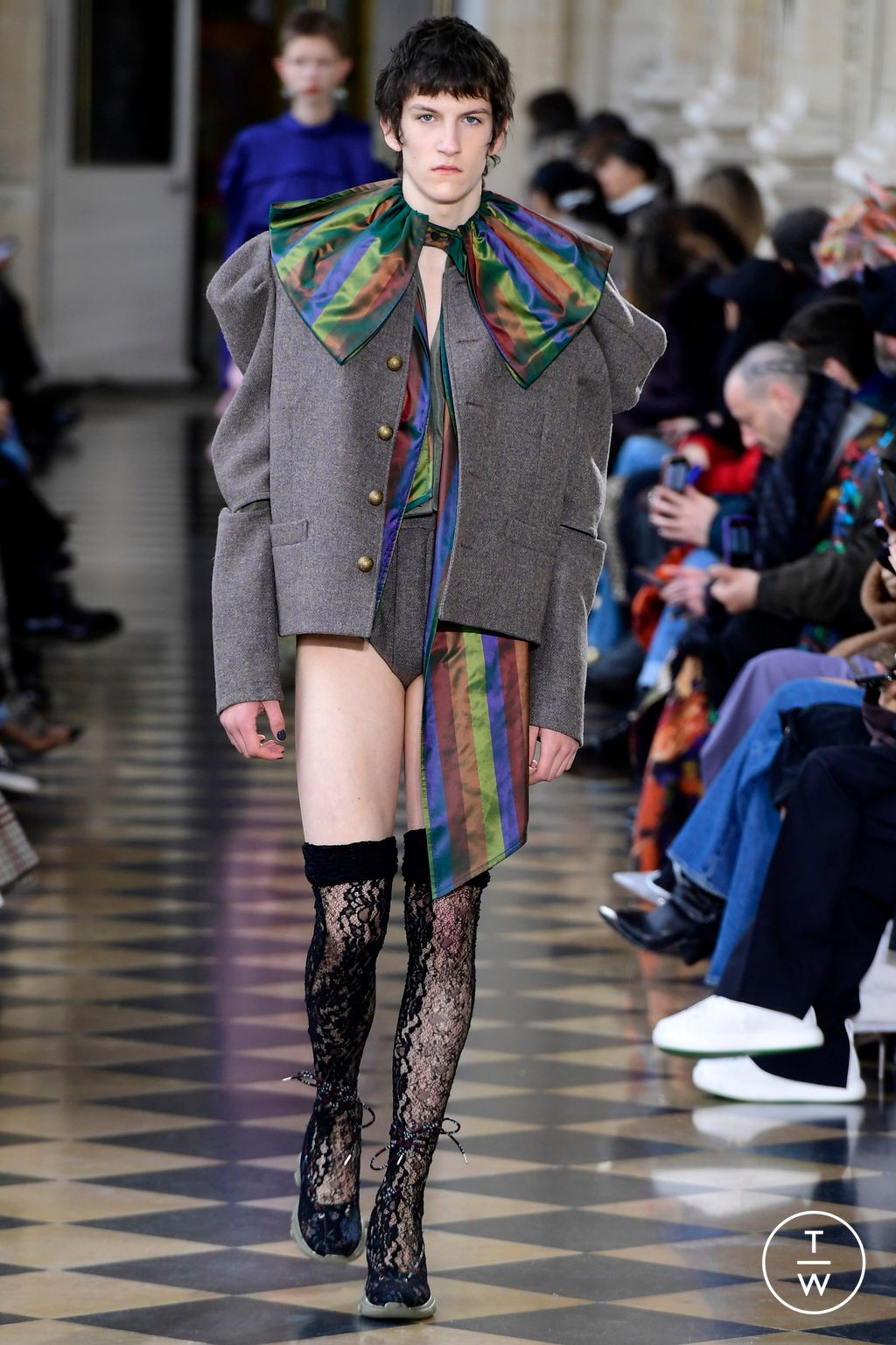 Fashion Week Paris Fall/Winter 2023 look 55 from the Andreas Kronthaler for Vivienne Westwood collection 女装