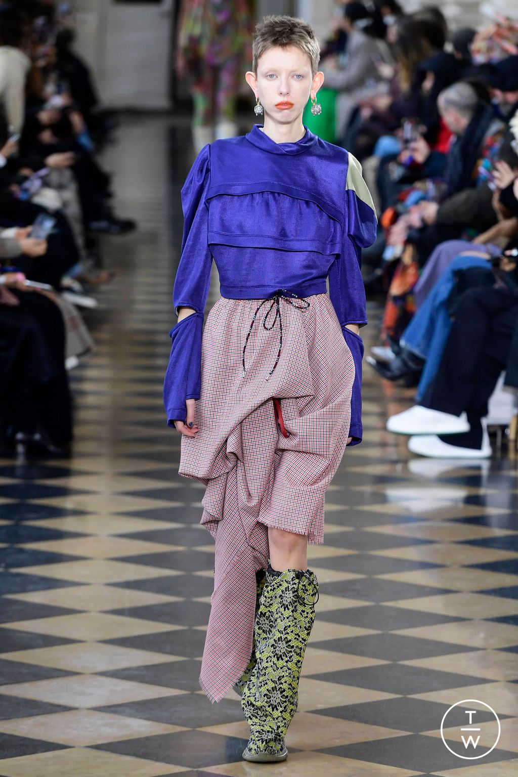 Fashion Week Paris Fall/Winter 2023 look 56 from the Andreas Kronthaler for Vivienne Westwood collection womenswear