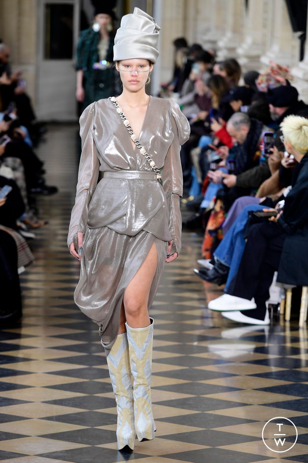 Fashion Week Paris Fall/Winter 2023 look 58 from the Andreas Kronthaler for Vivienne Westwood collection 女装