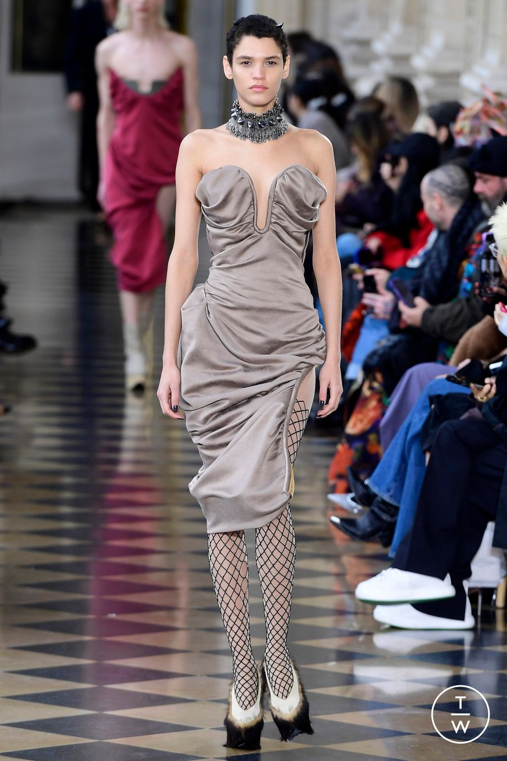 Fashion Week Paris Fall/Winter 2023 look 62 from the Andreas Kronthaler for Vivienne Westwood collection 女装