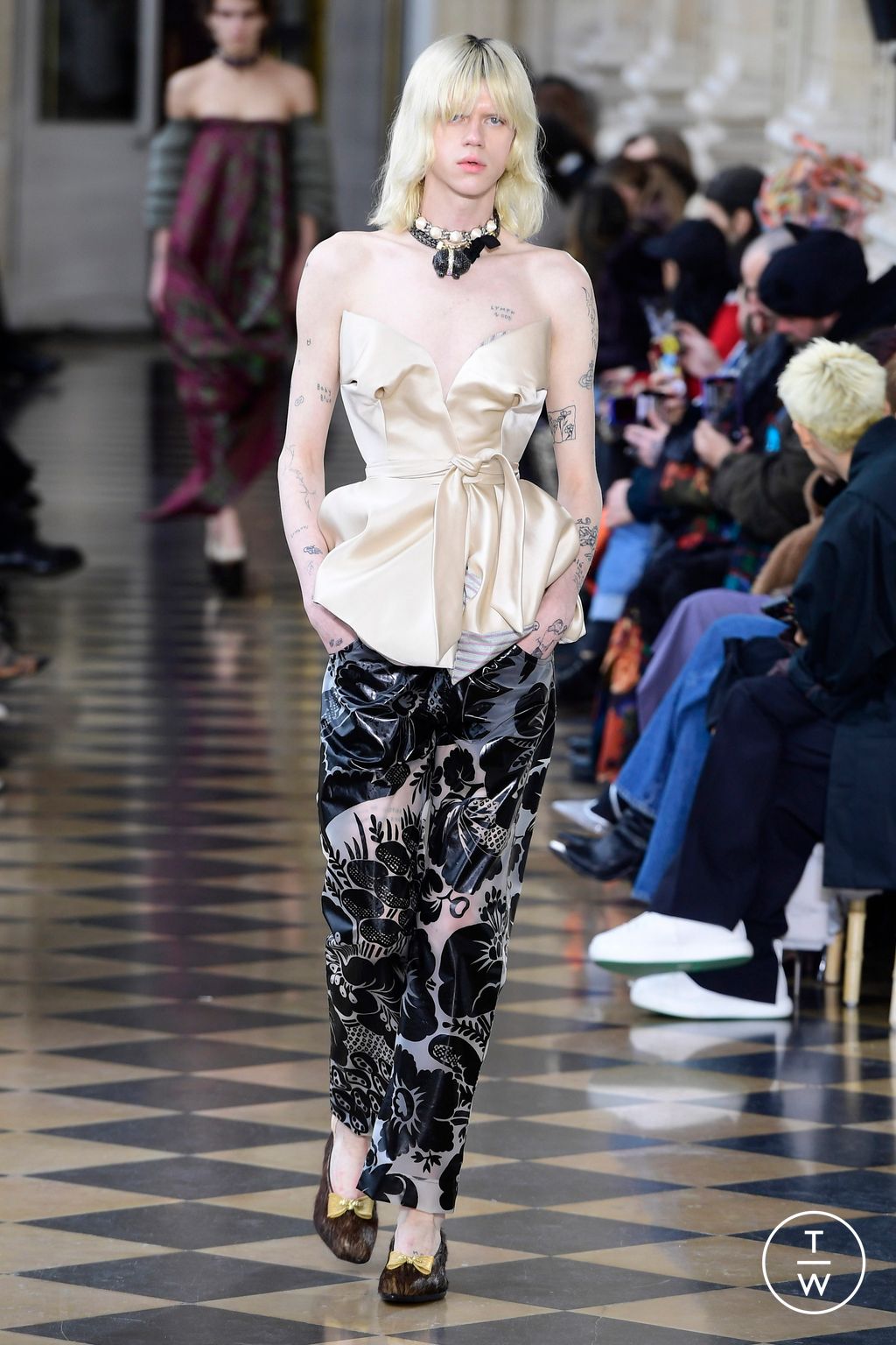 Fashion Week Paris Fall/Winter 2023 look 65 de la collection Andreas Kronthaler for Vivienne Westwood womenswear