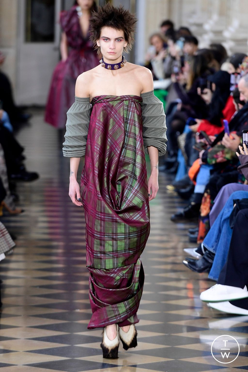 Fashion Week Paris Fall/Winter 2023 look 66 from the Andreas Kronthaler for Vivienne Westwood collection 女装