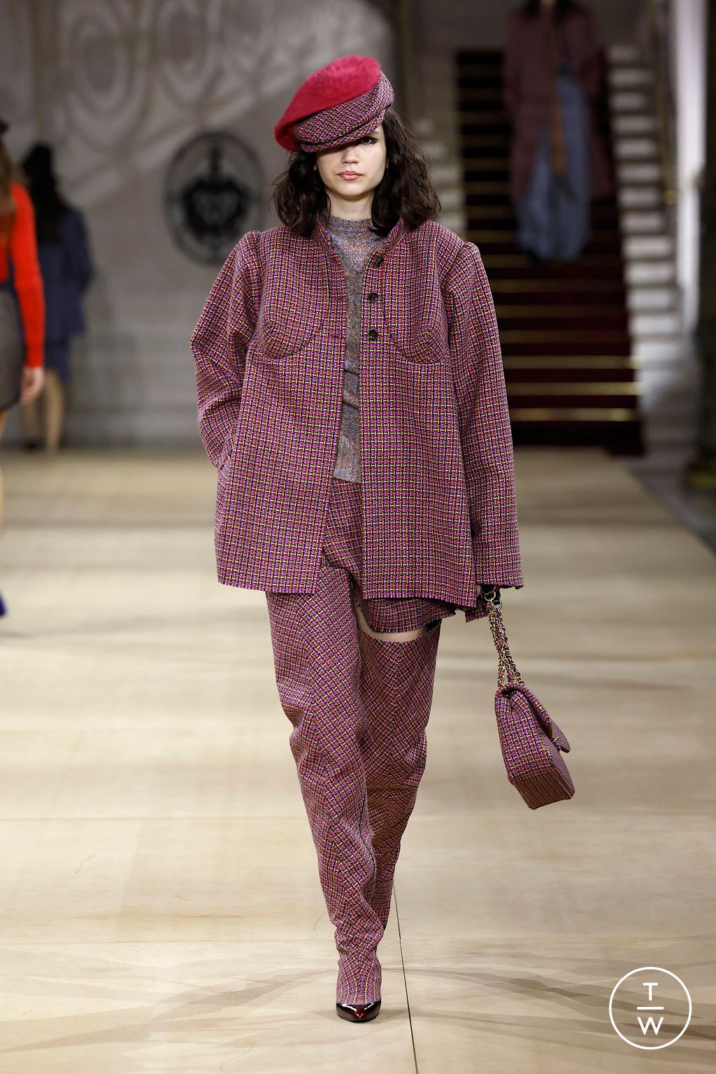 Fashion Week Paris Fall/Winter 2025 look 4 from the Andreas Kronthaler for Vivienne Westwood collection 女装